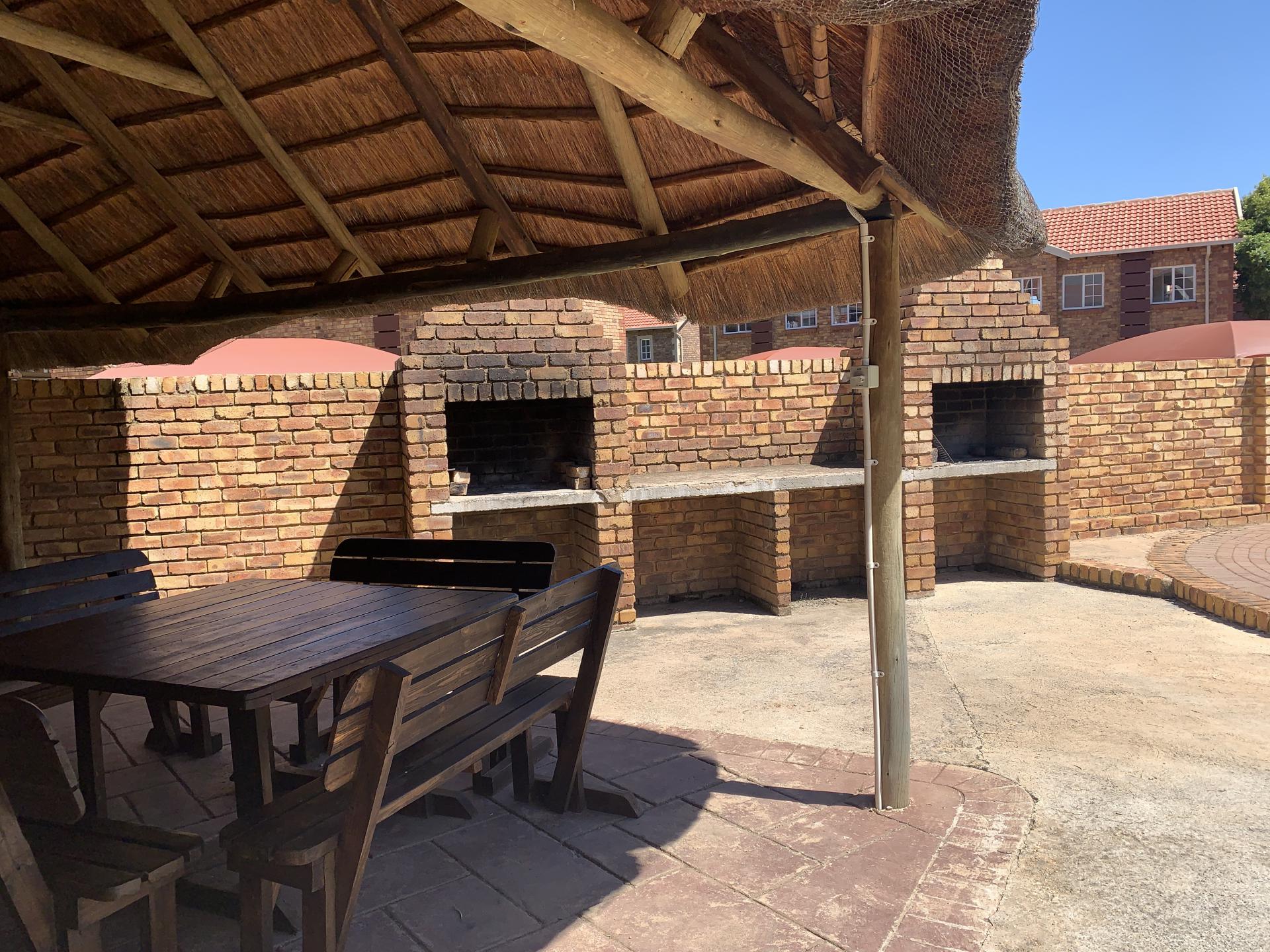  of property in Die Hoewes