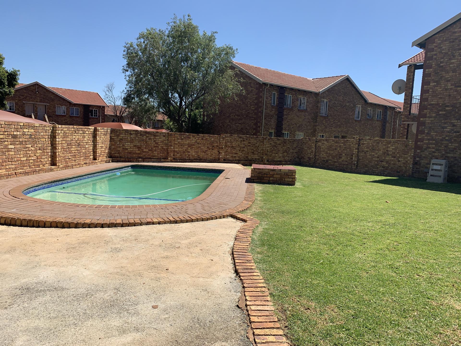  of property in Die Hoewes