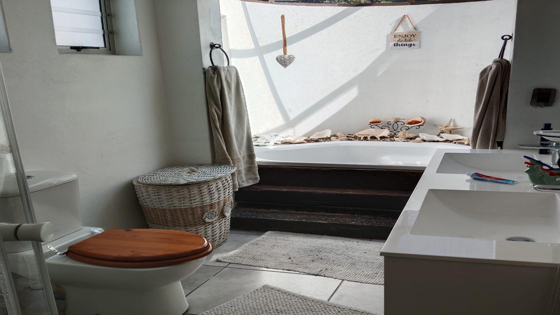 Bathroom 1 of property in Sharonlea