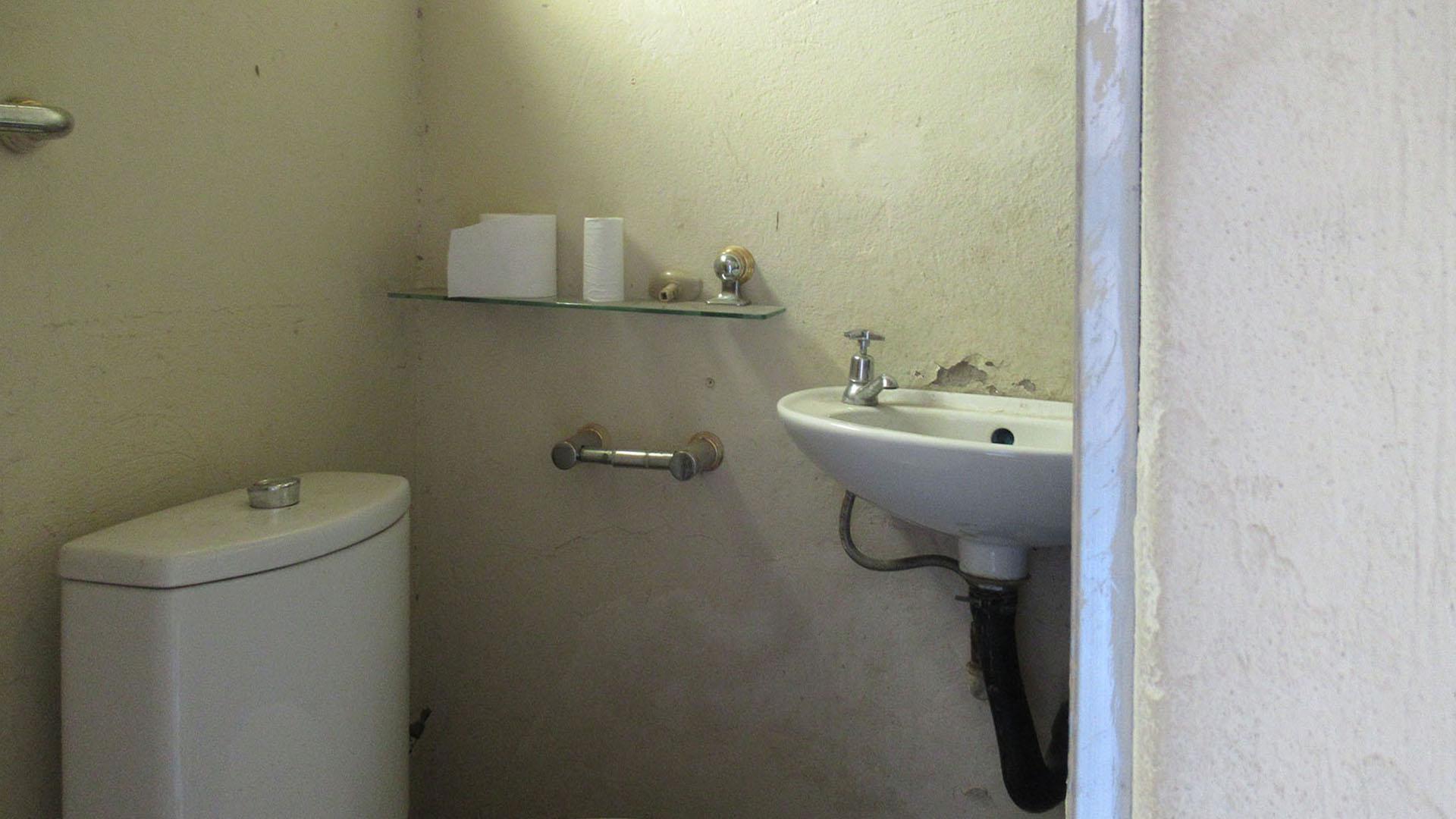 Bathroom 2 - 3 square meters of property in Sharonlea