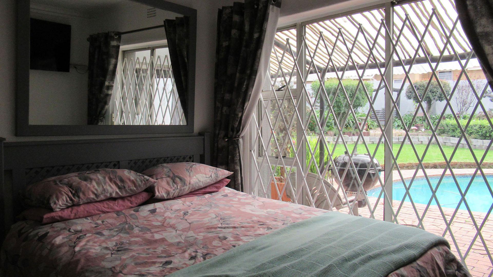 Bed Room 1 - 10 square meters of property in Sharonlea