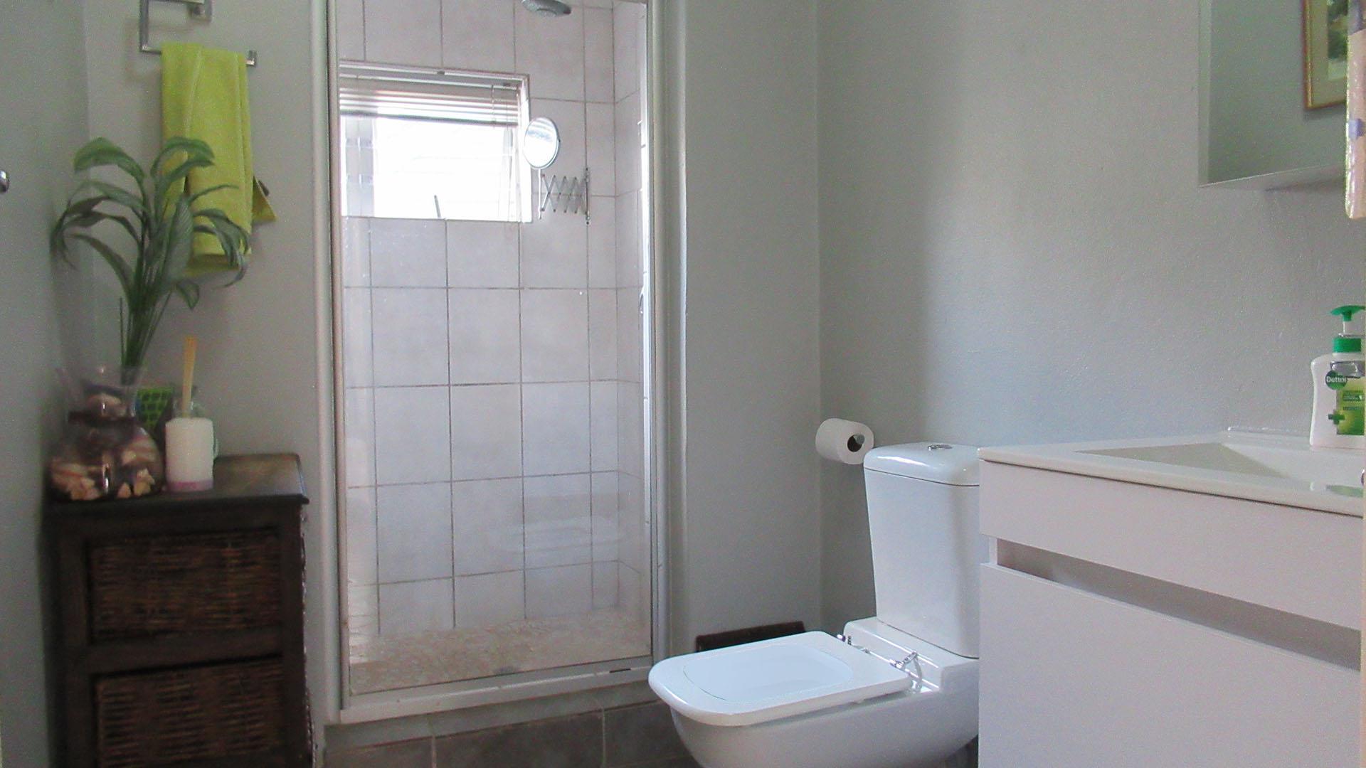 Bathroom 1 - 6 square meters of property in Sharonlea