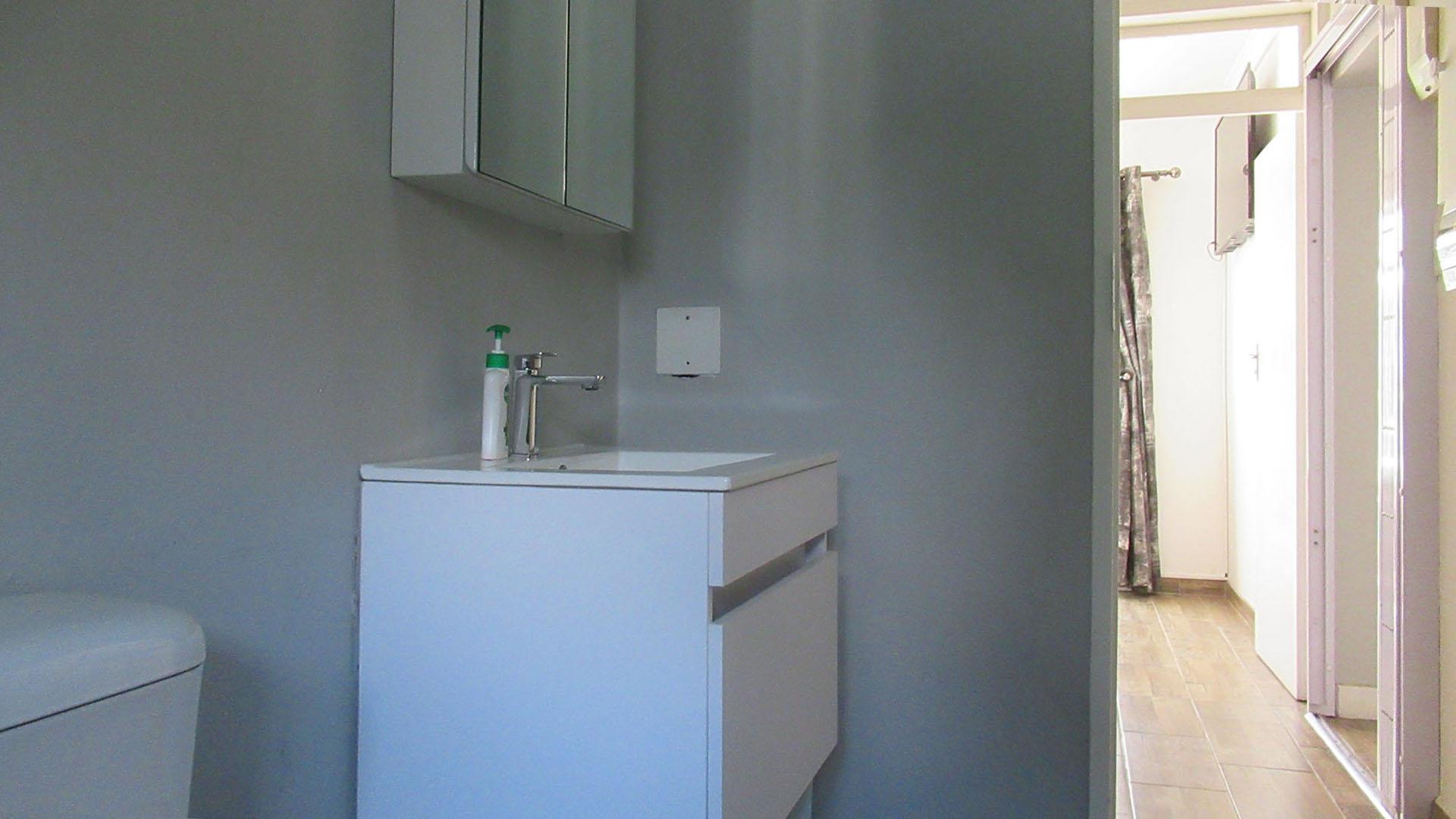 Bathroom 1 - 6 square meters of property in Sharonlea