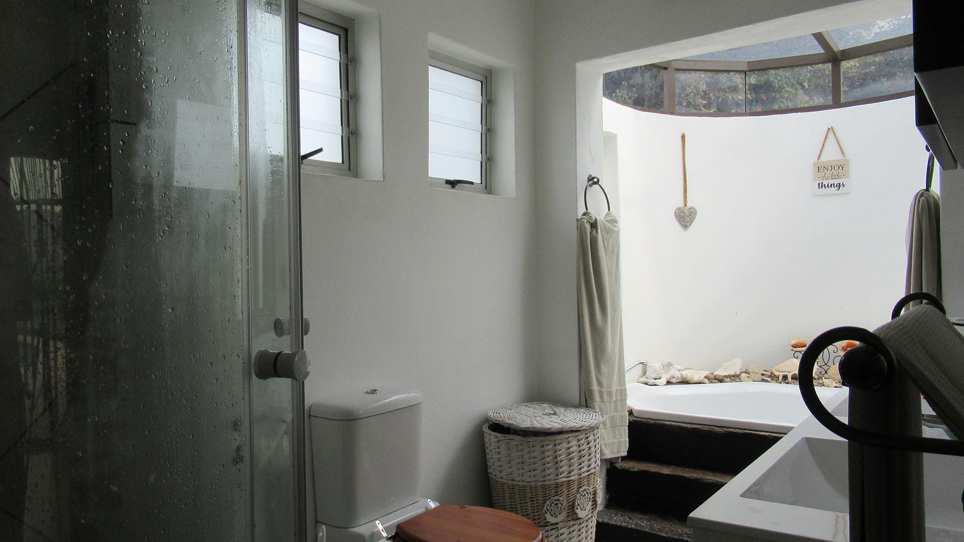 Main Bathroom - 8 square meters of property in Sharonlea