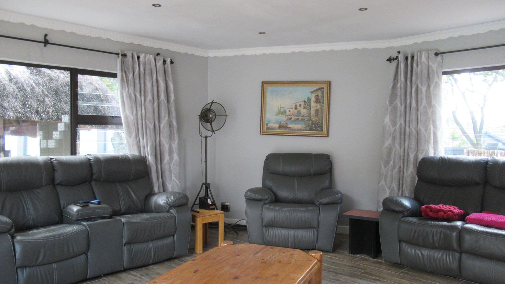 Lounges - 27 square meters of property in Sharonlea