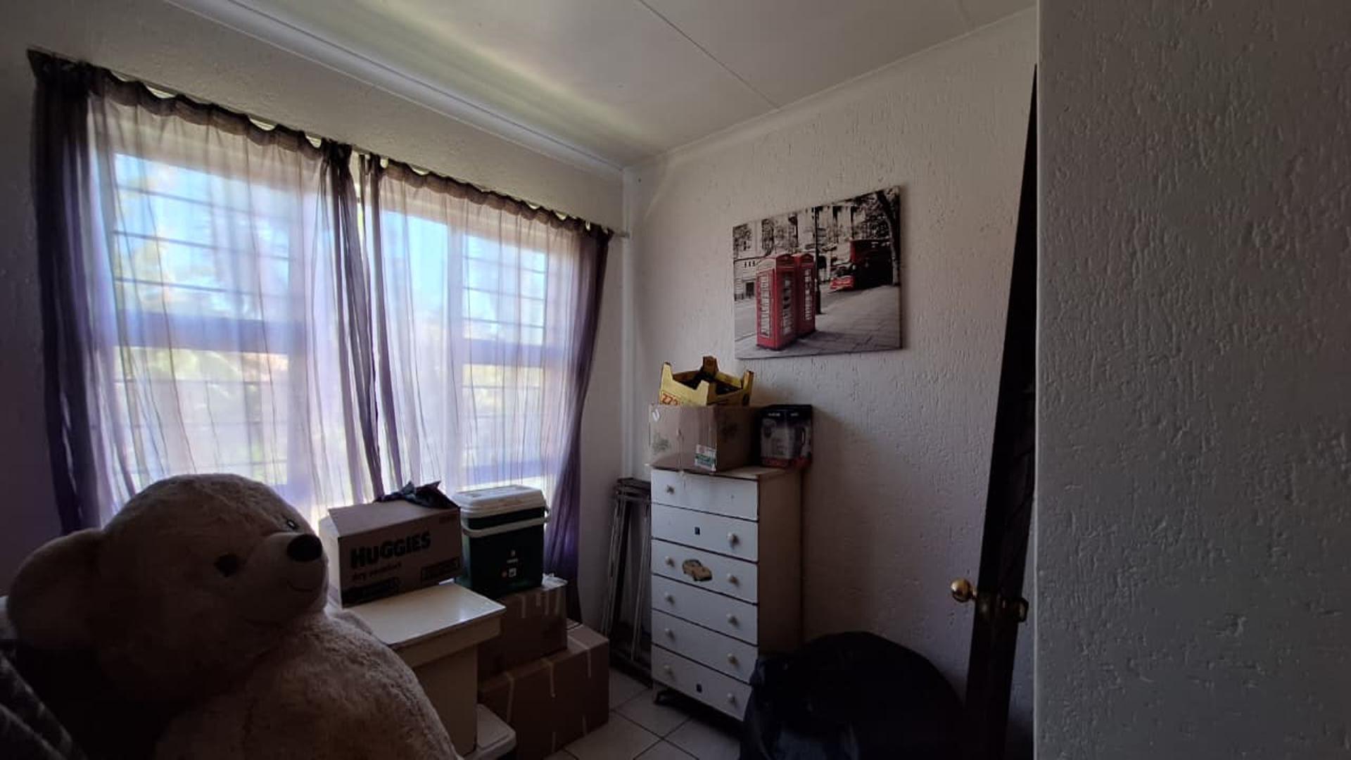 Bed Room 1 - 17 square meters of property in Dalpark