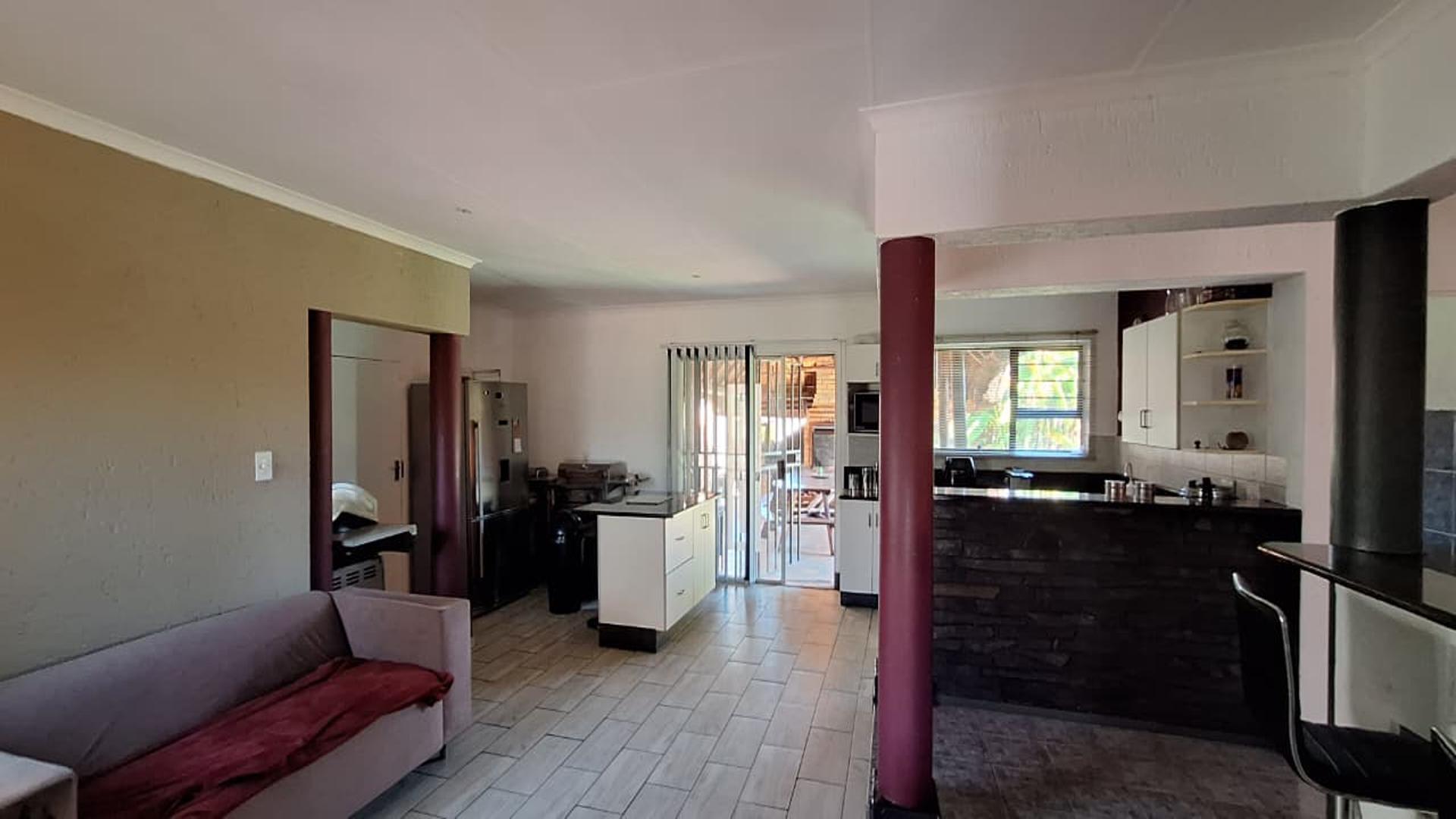 Lounges - 94 square meters of property in Dalpark