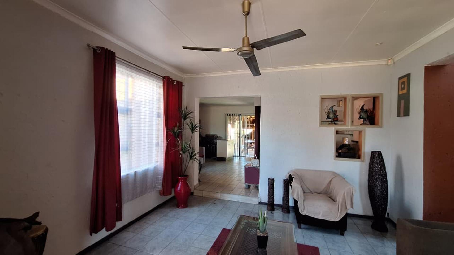 Lounges - 94 square meters of property in Dalpark
