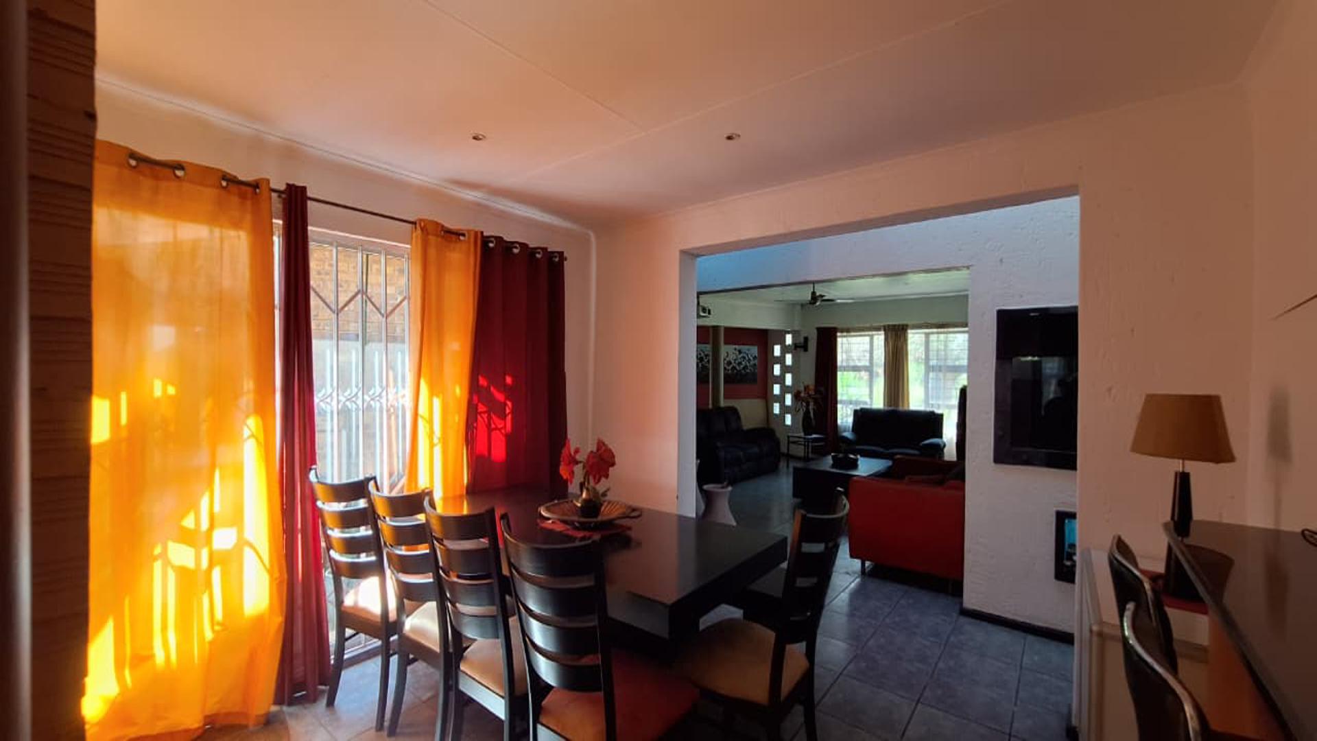 Dining Room - 11 square meters of property in Dalpark