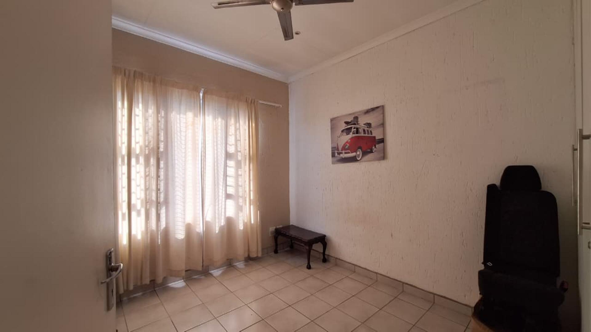 Bed Room 2 - 11 square meters of property in Dalpark