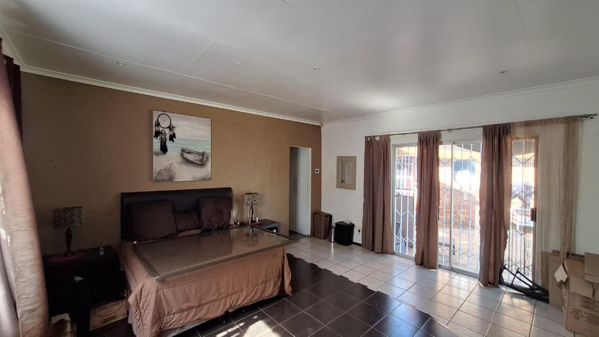 Main Bedroom - 40 square meters of property in Dalpark
