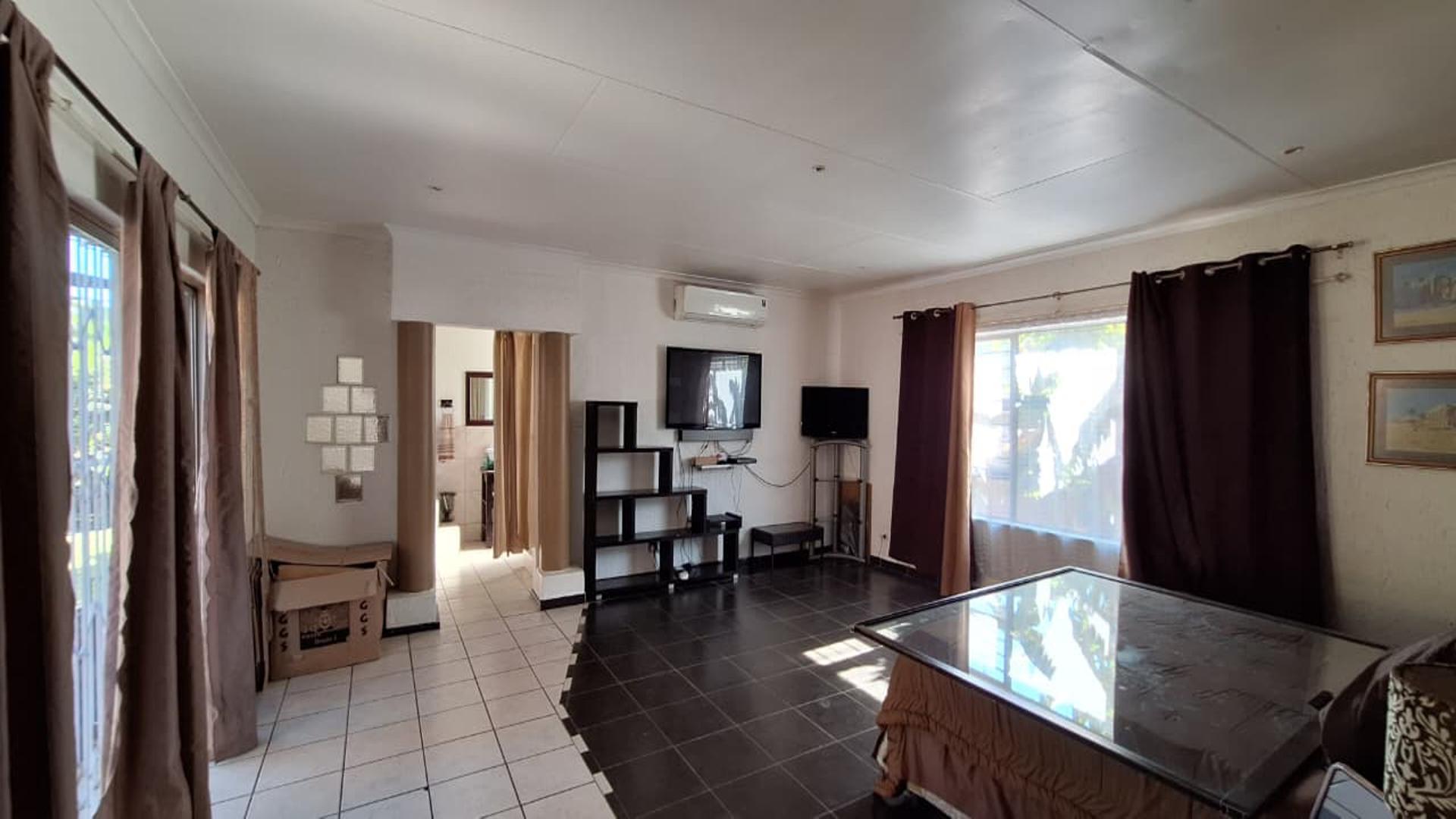 Main Bedroom - 40 square meters of property in Dalpark