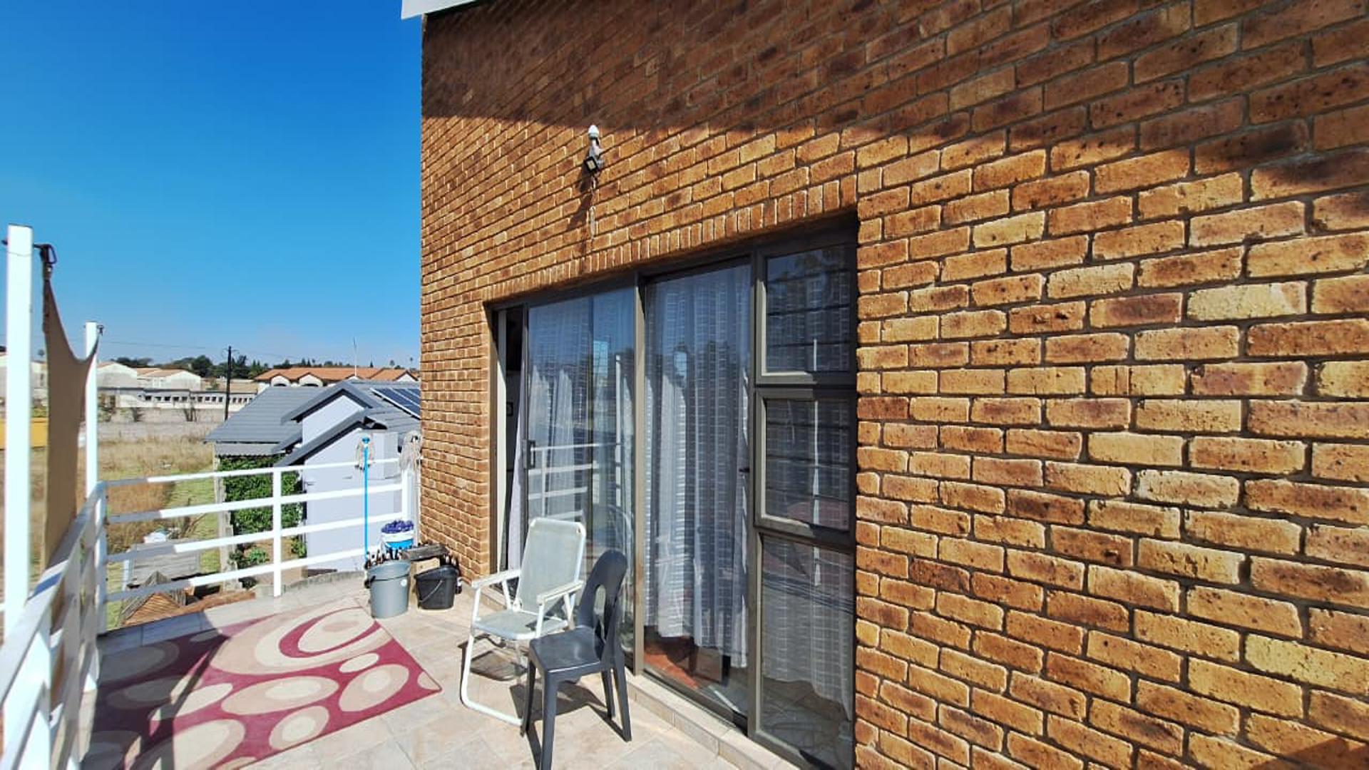 Balcony - 17 square meters of property in Dalpark