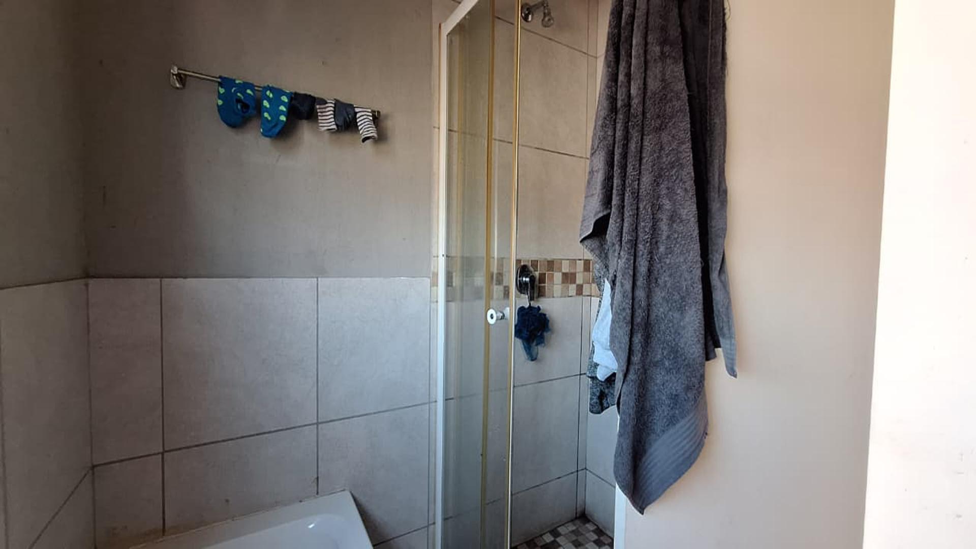 Bathroom 3+ of property in Dalpark