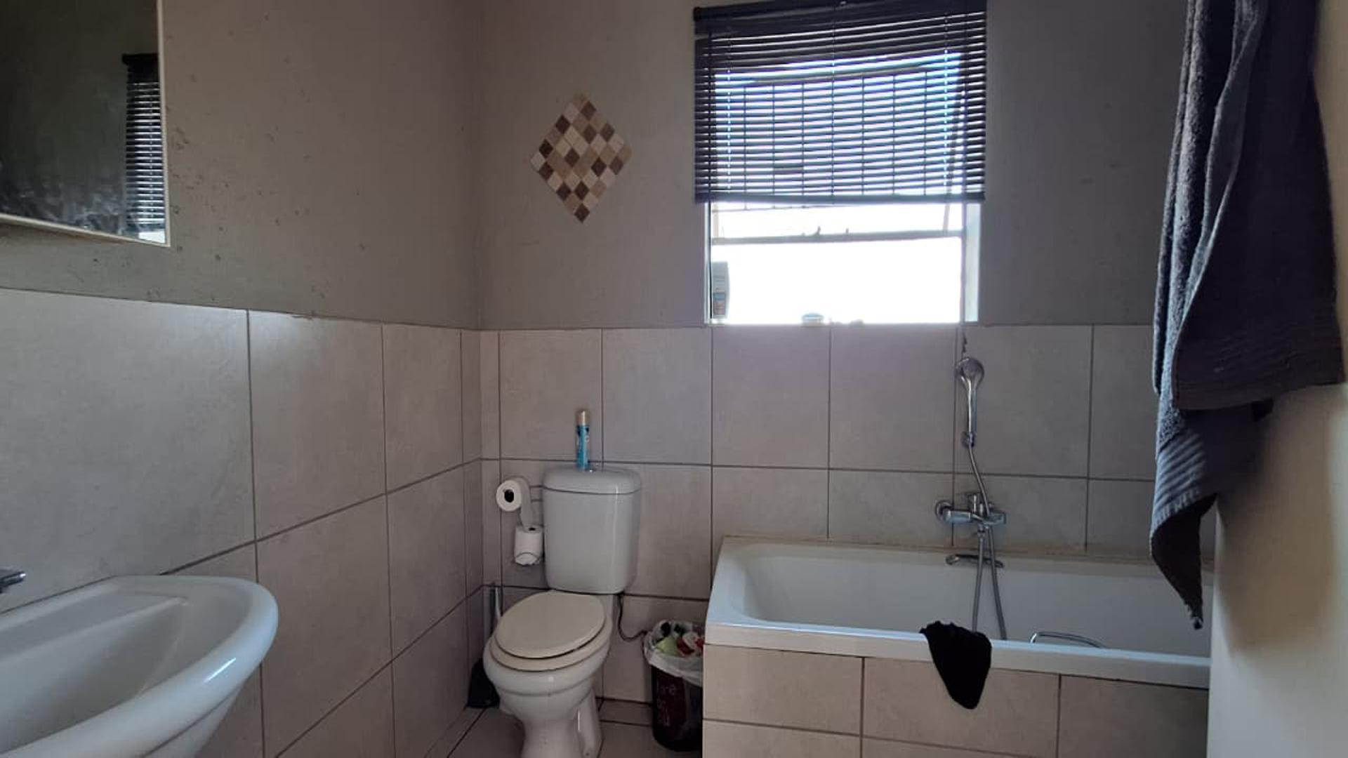 Bathroom 3+ of property in Dalpark