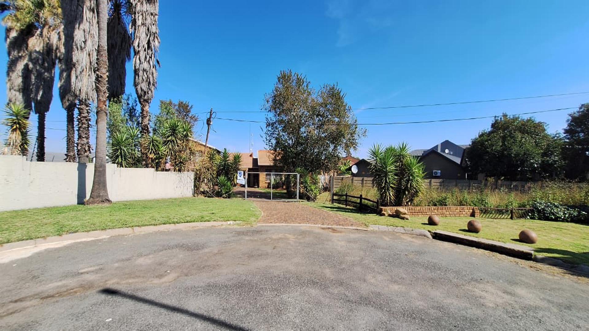 Front View of property in Dalpark