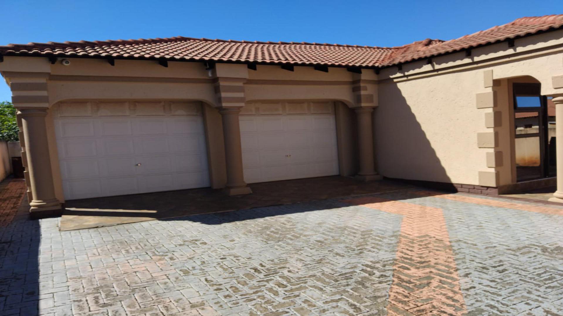 Garage of property in Geelhoutpark