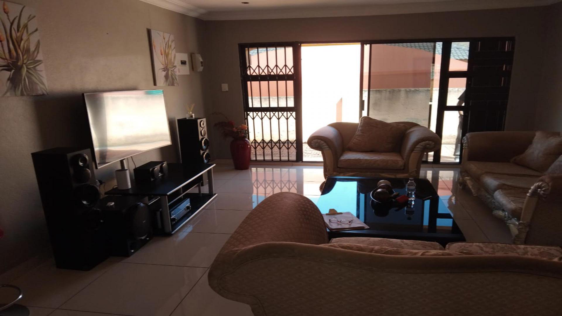 Lounges of property in Geelhoutpark