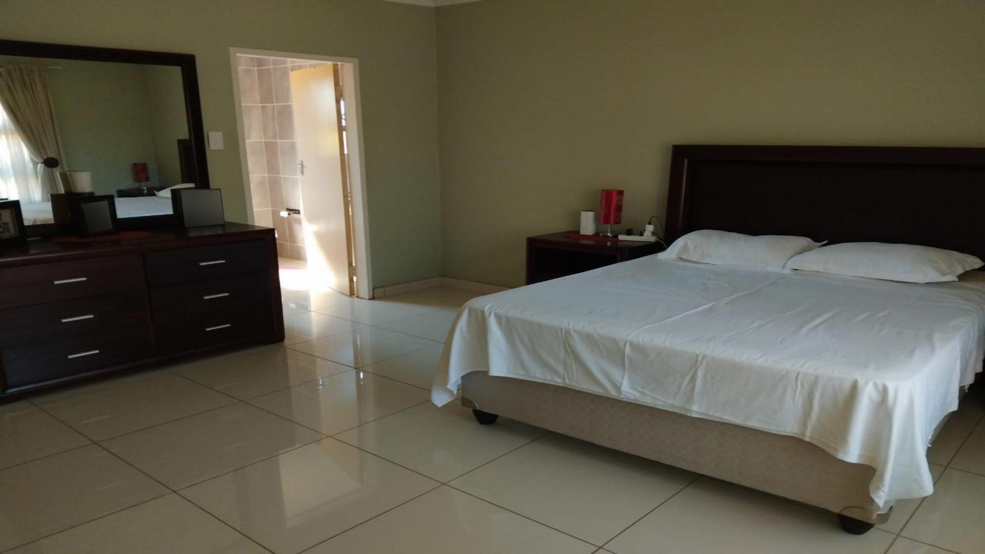 Main Bedroom of property in Geelhoutpark