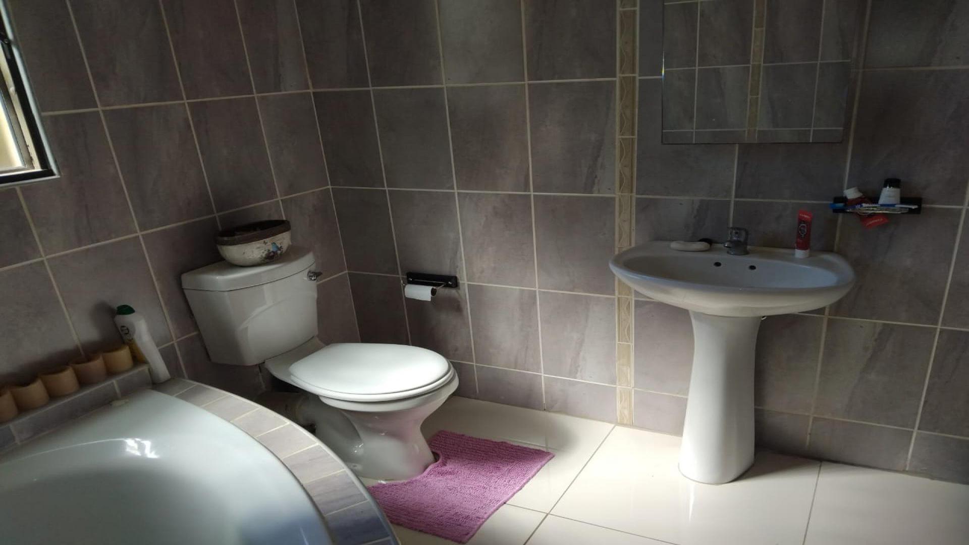 Main Bathroom of property in Geelhoutpark