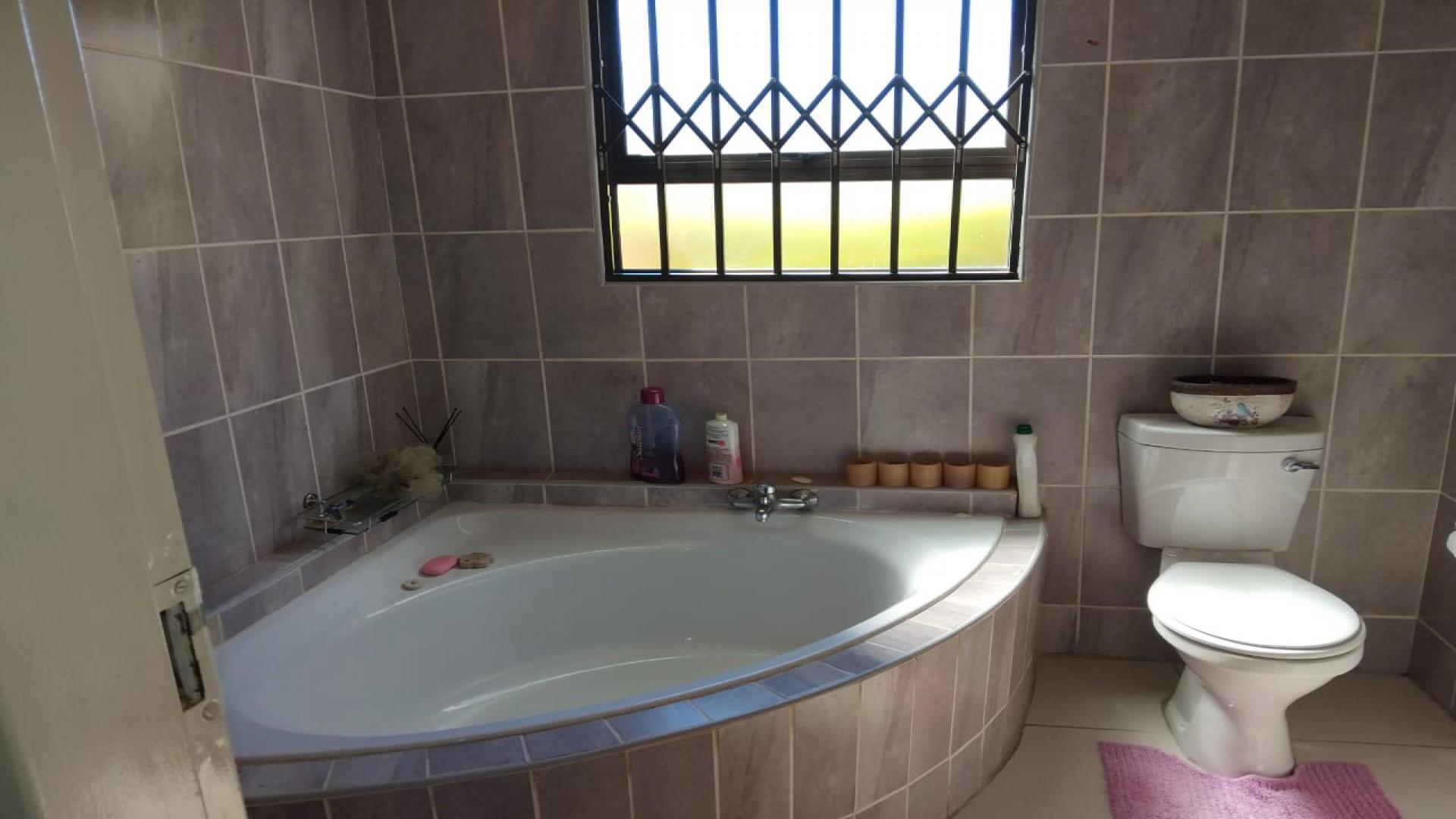 Main Bathroom of property in Geelhoutpark