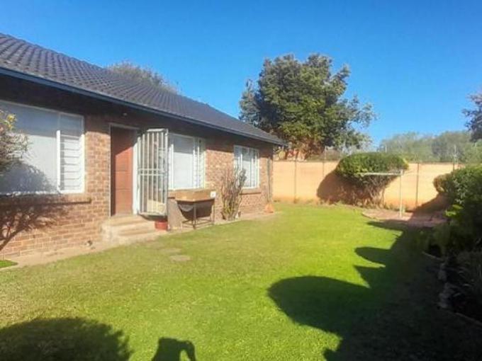 3 Bedroom Simplex for Sale For Sale in Rooihuiskraal North - MR711593