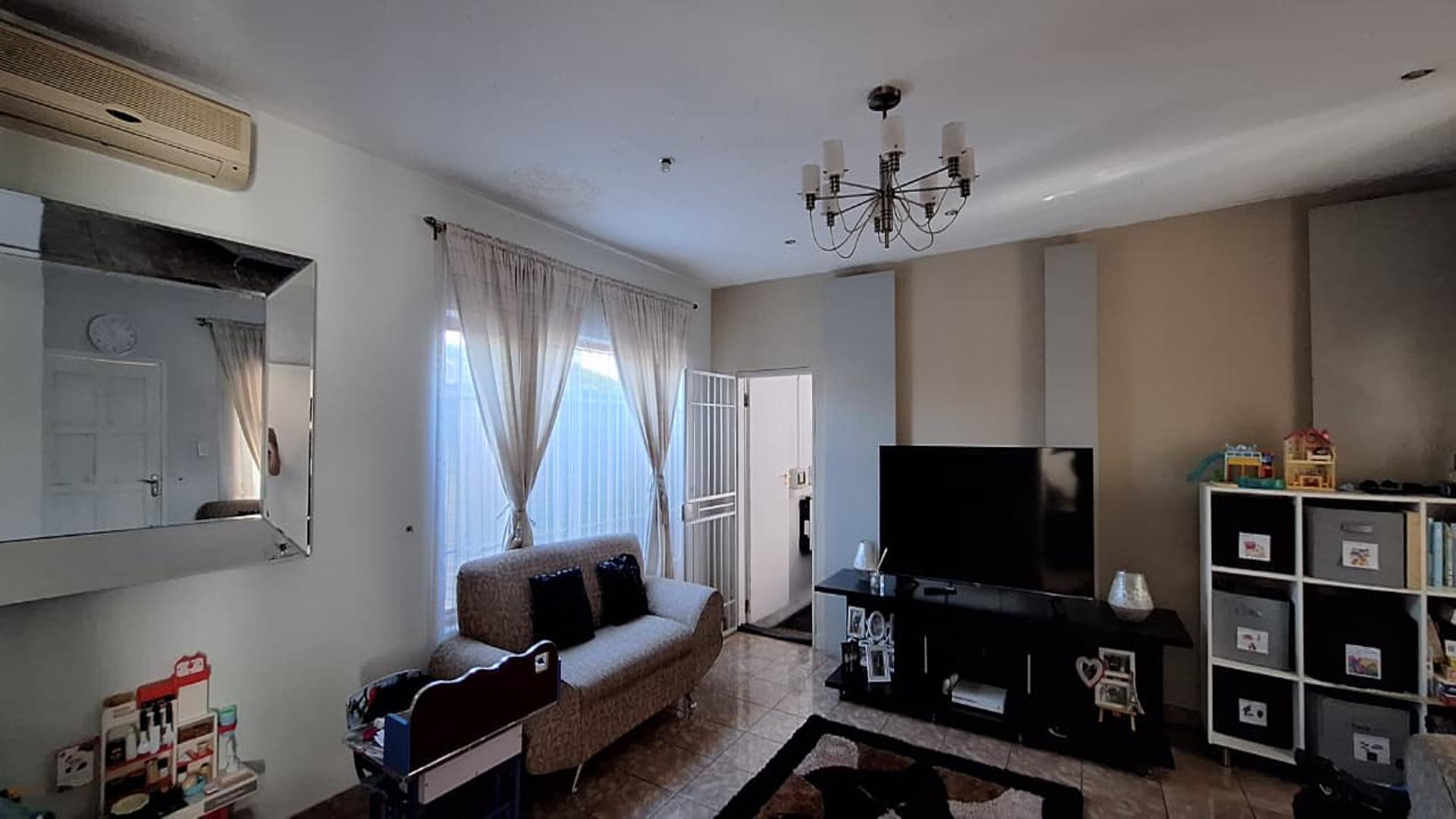 Lounges - 25 square meters of property in New Modder