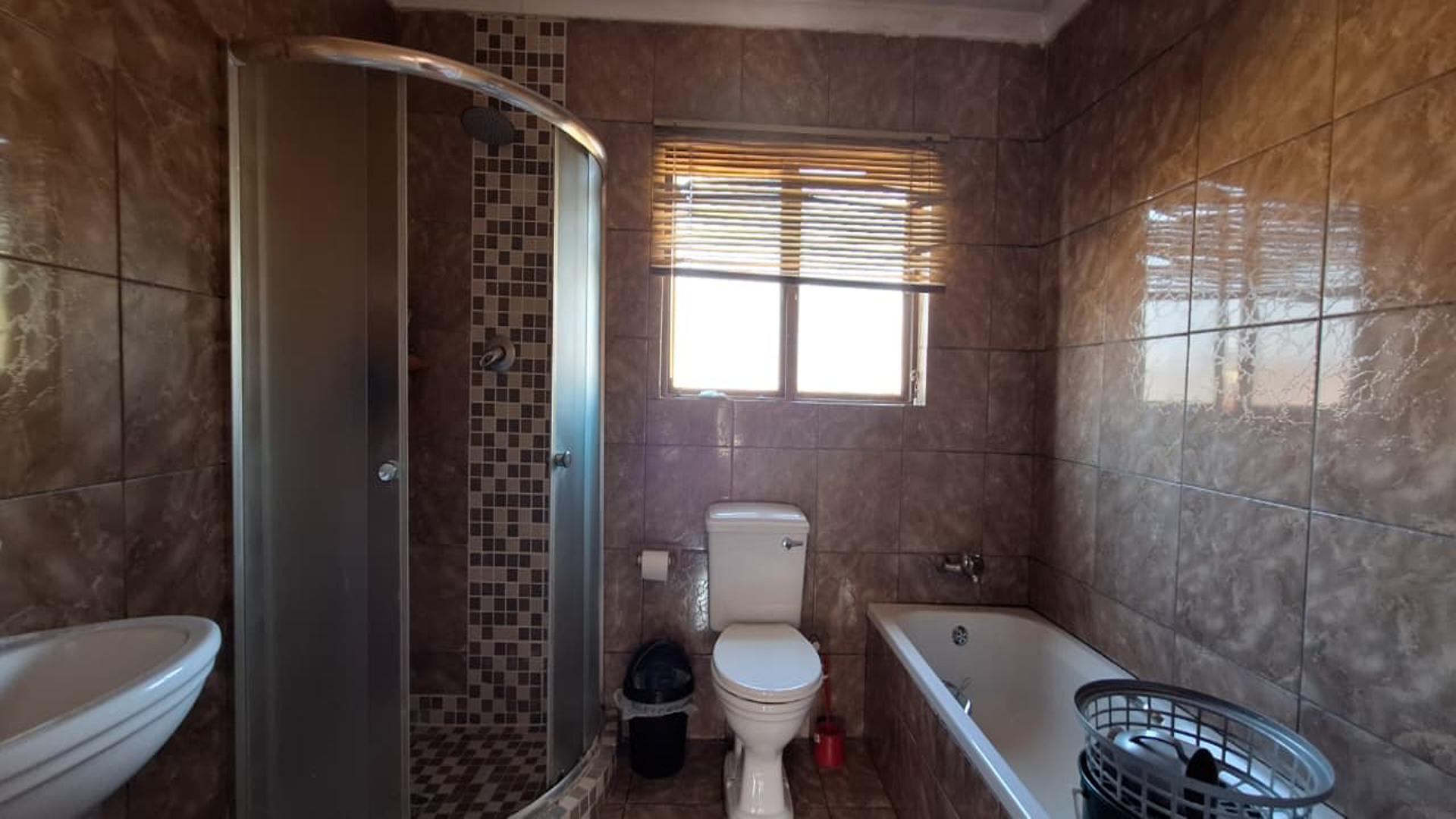 Main Bathroom - 6 square meters of property in New Modder