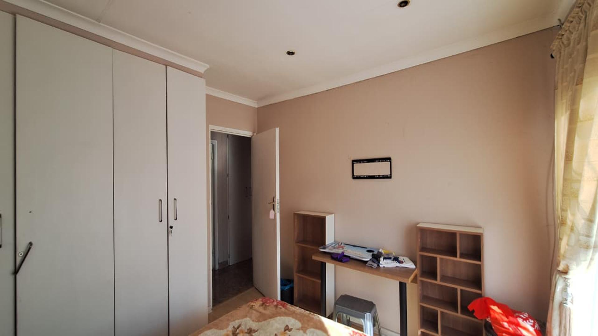 Bed Room 1 - 12 square meters of property in New Modder
