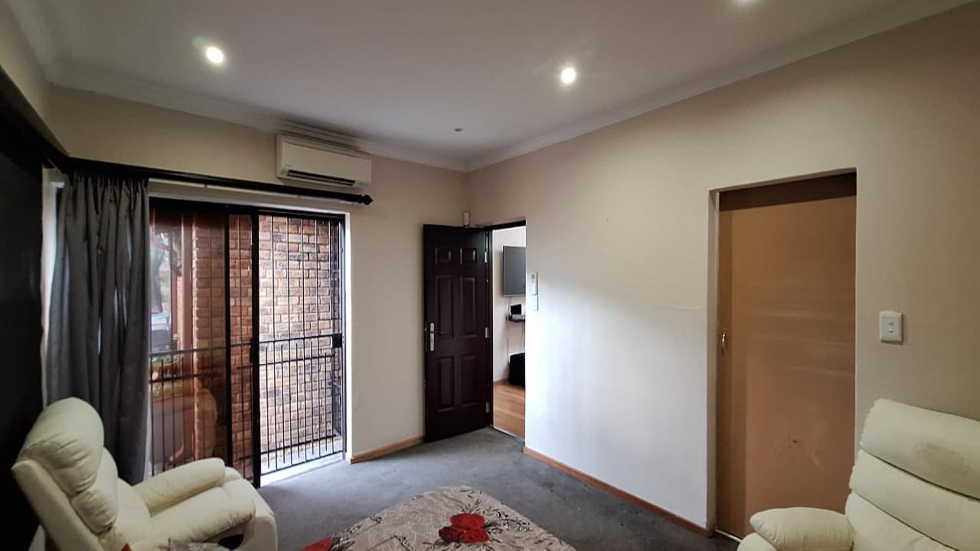 Bed Room 1 - 14 square meters of property in Constantia Kloof