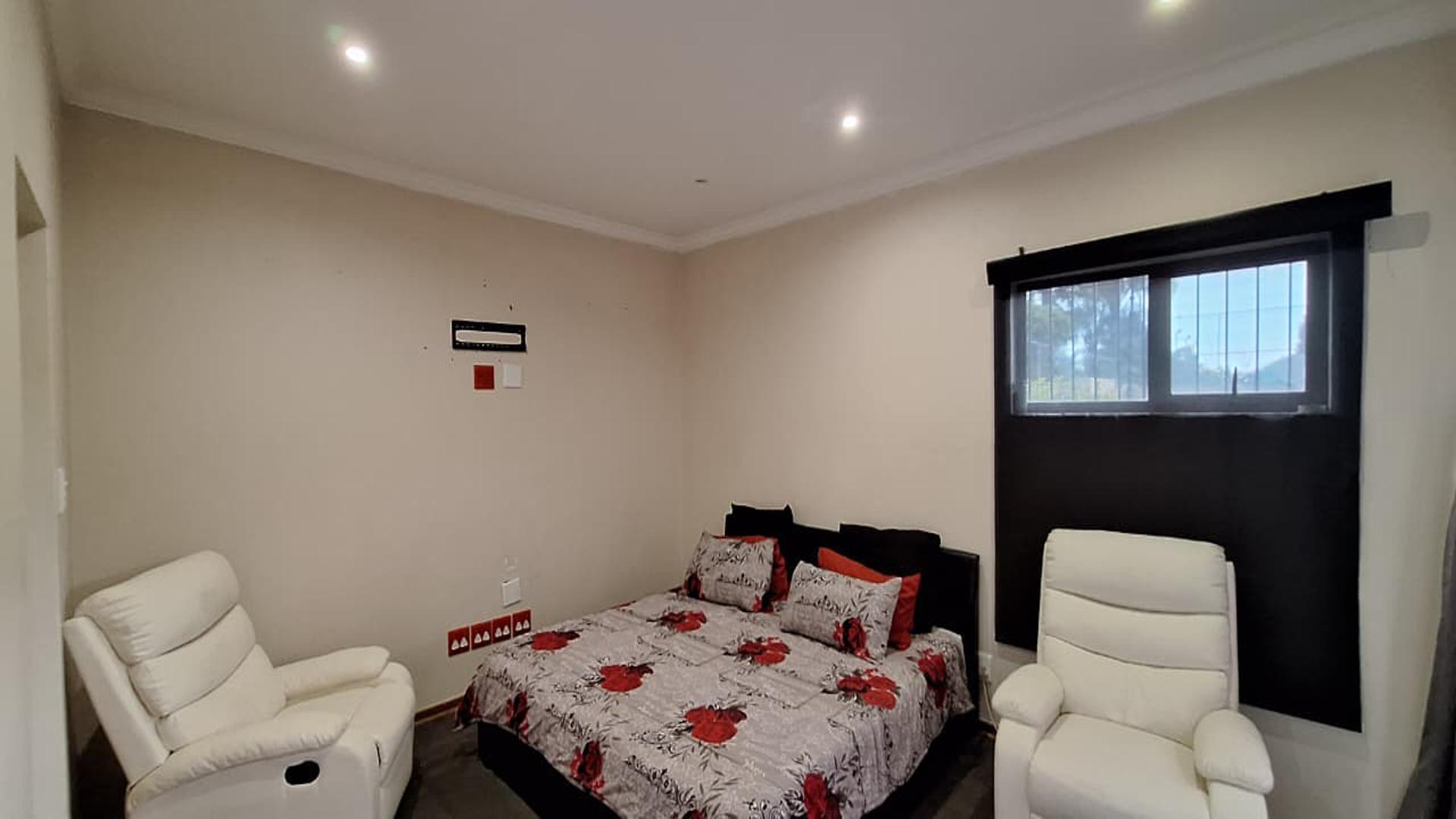 Bed Room 1 - 14 square meters of property in Constantia Kloof