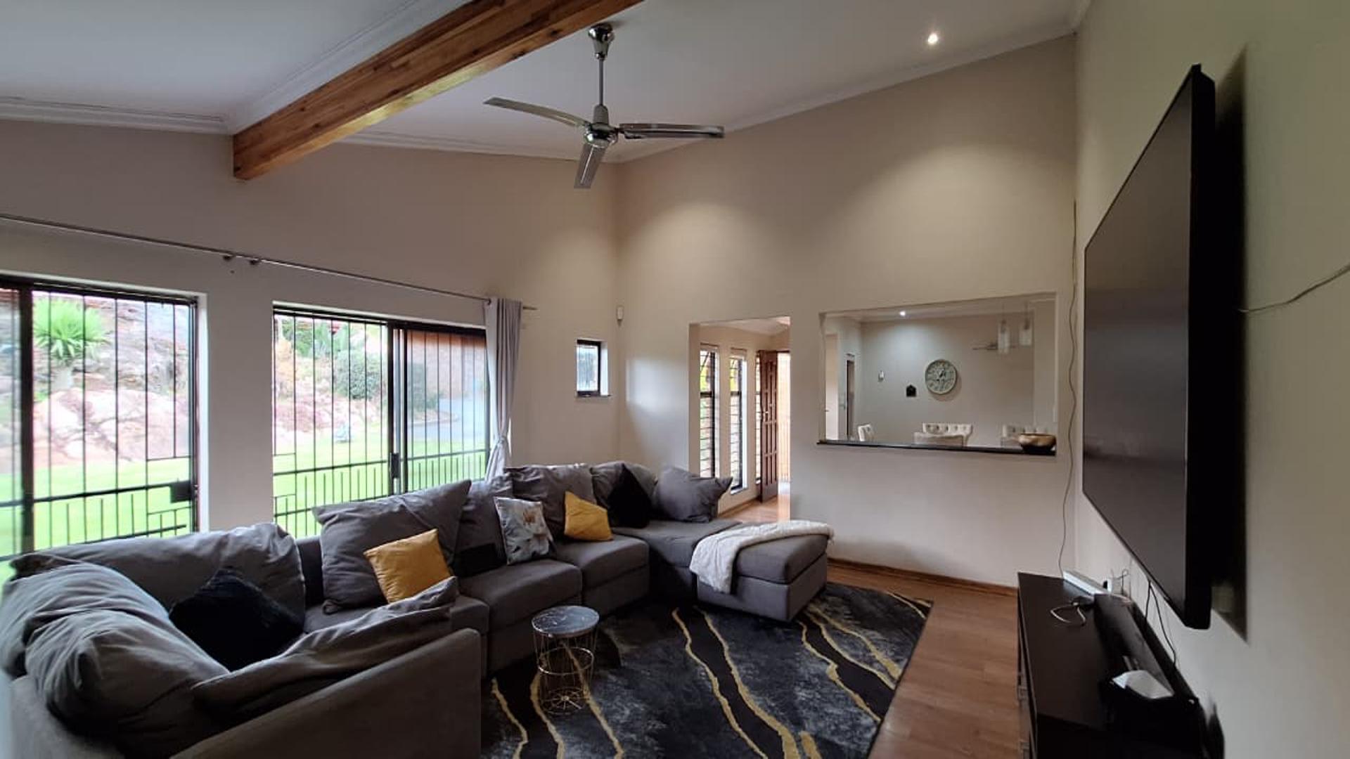Lounges - 36 square meters of property in Constantia Kloof