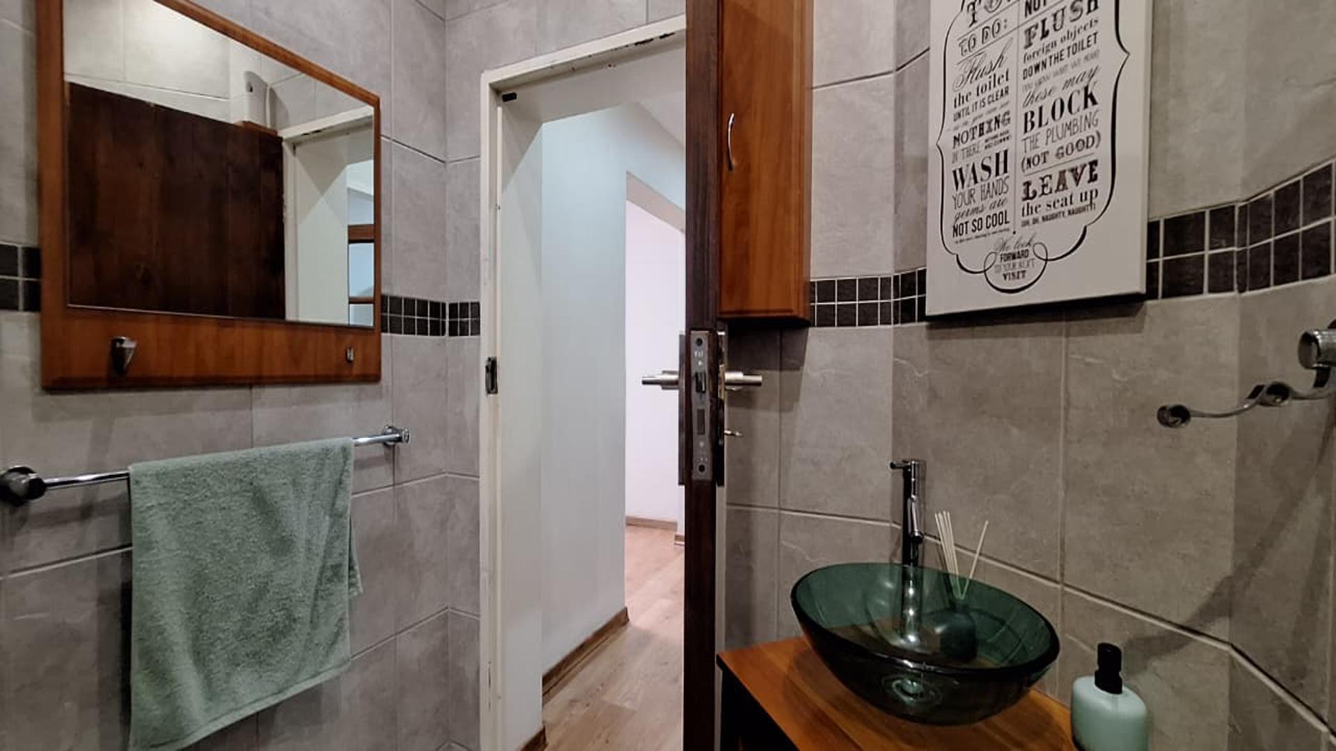 Bathroom 1 - 5 square meters of property in Constantia Kloof