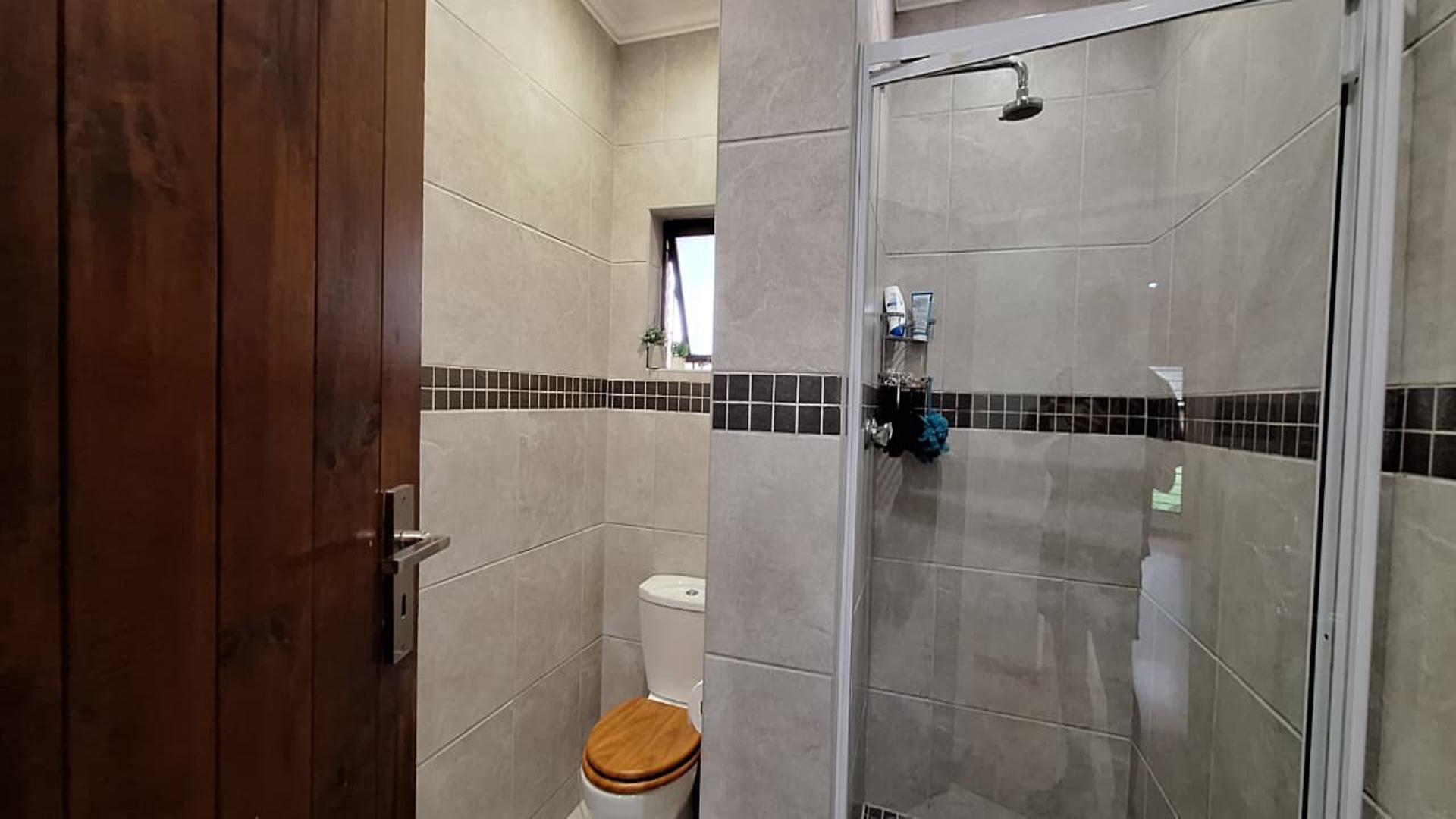 Bathroom 1 - 5 square meters of property in Constantia Kloof