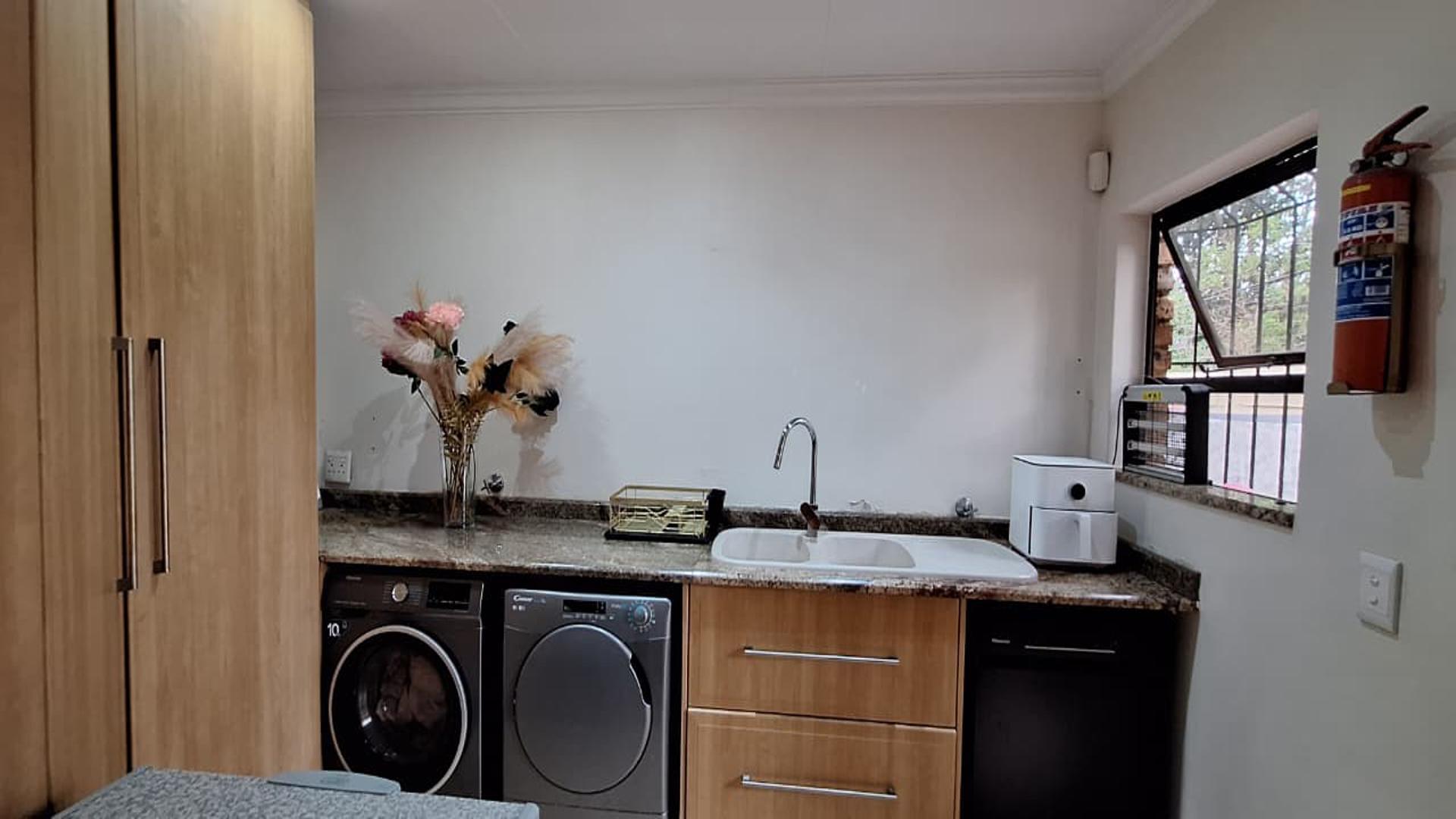 Kitchen - 26 square meters of property in Constantia Kloof
