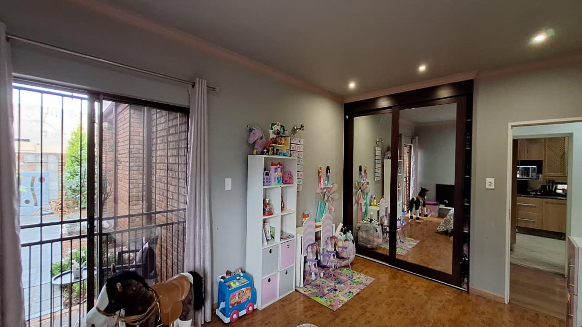 Bed Room 2 - 15 square meters of property in Constantia Kloof