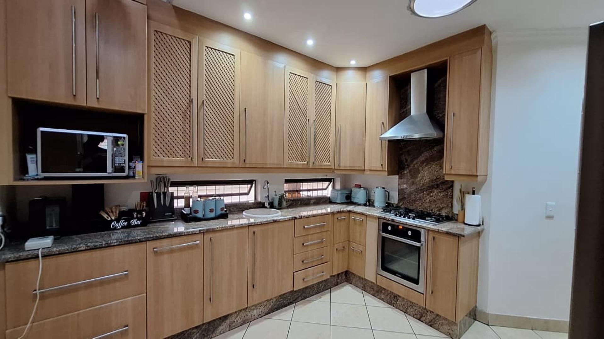 Kitchen - 26 square meters of property in Constantia Kloof