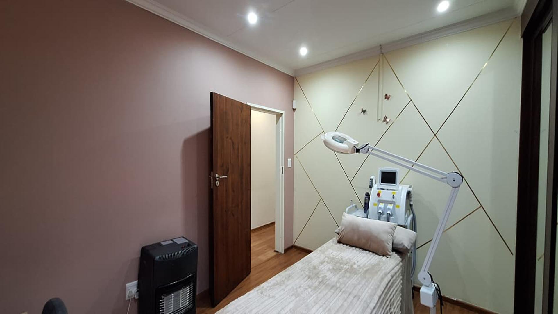 Bed Room 3 - 8 square meters of property in Constantia Kloof