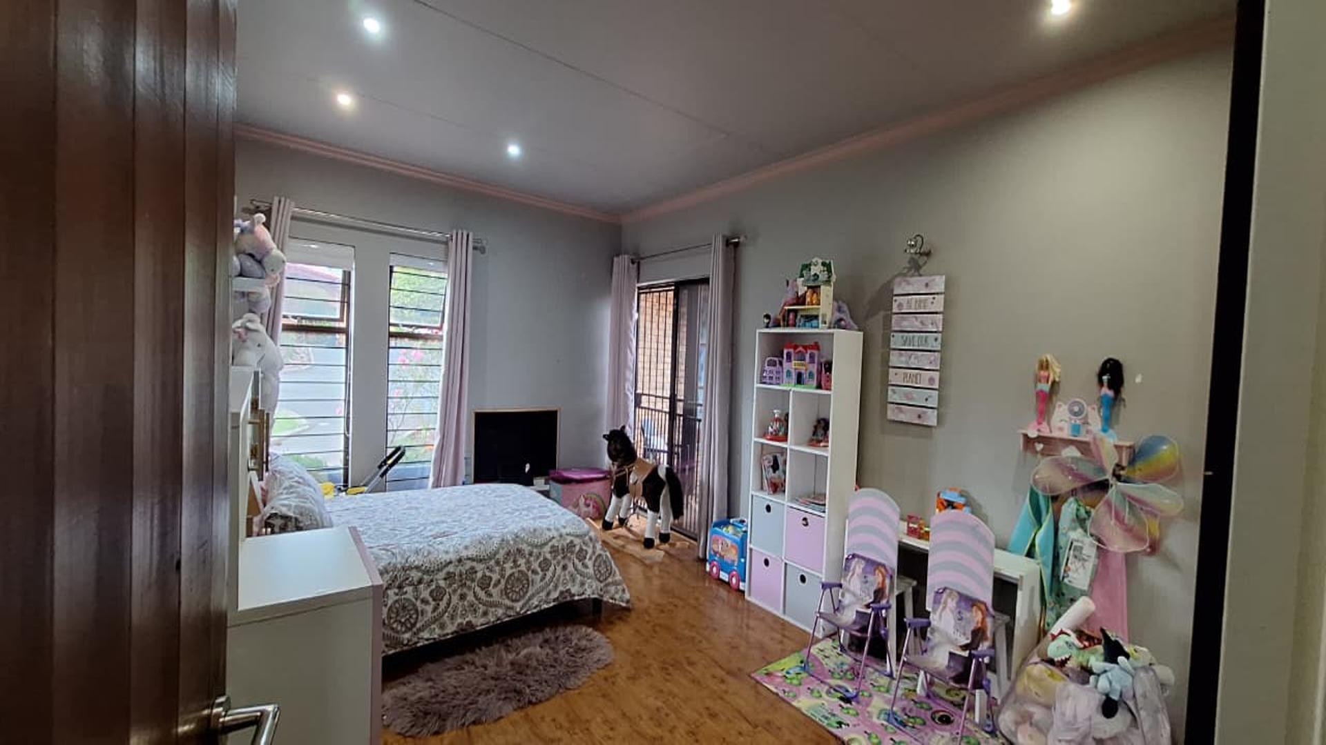 Bed Room 2 - 15 square meters of property in Constantia Kloof