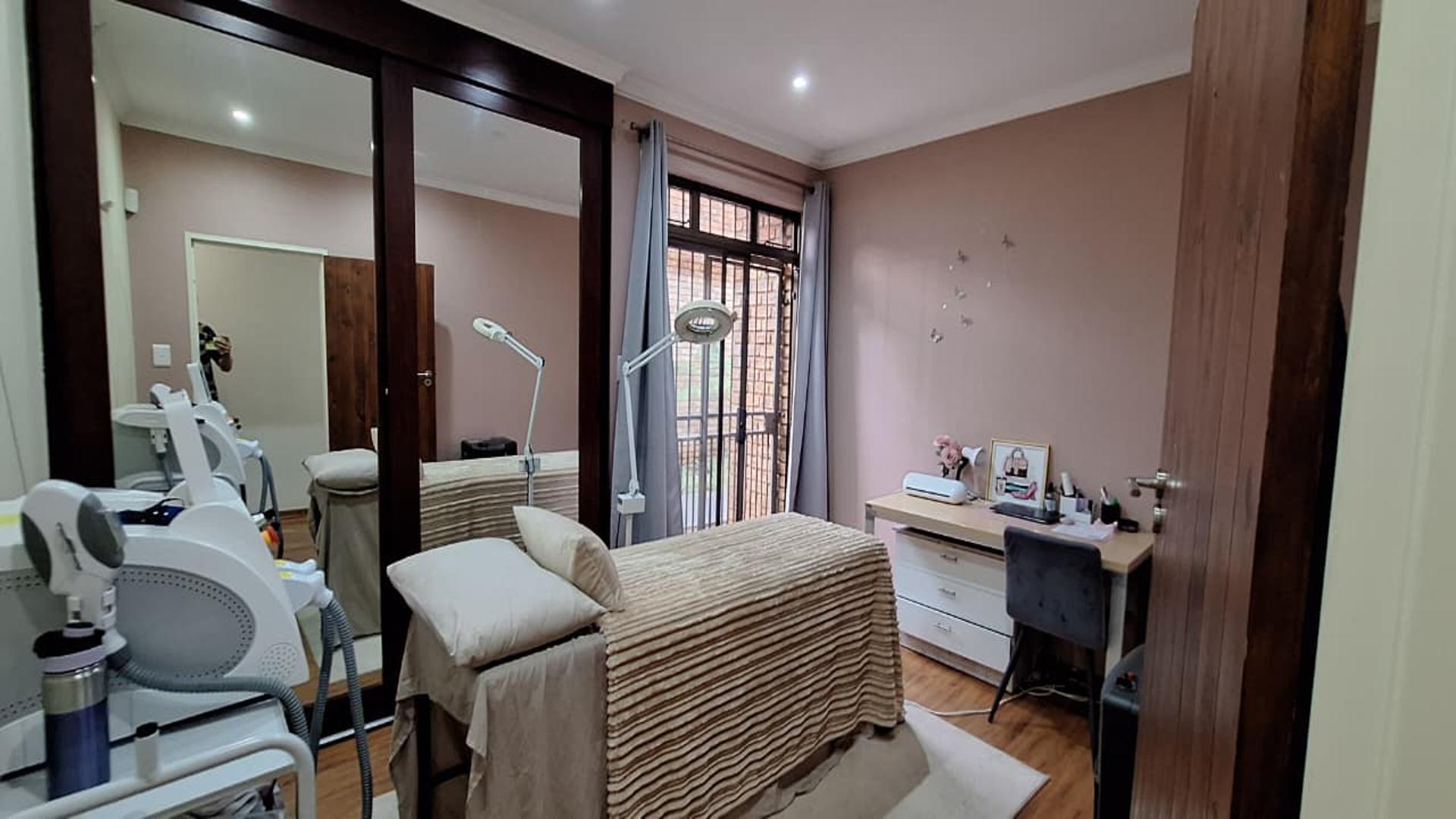 Bed Room 3 - 8 square meters of property in Constantia Kloof