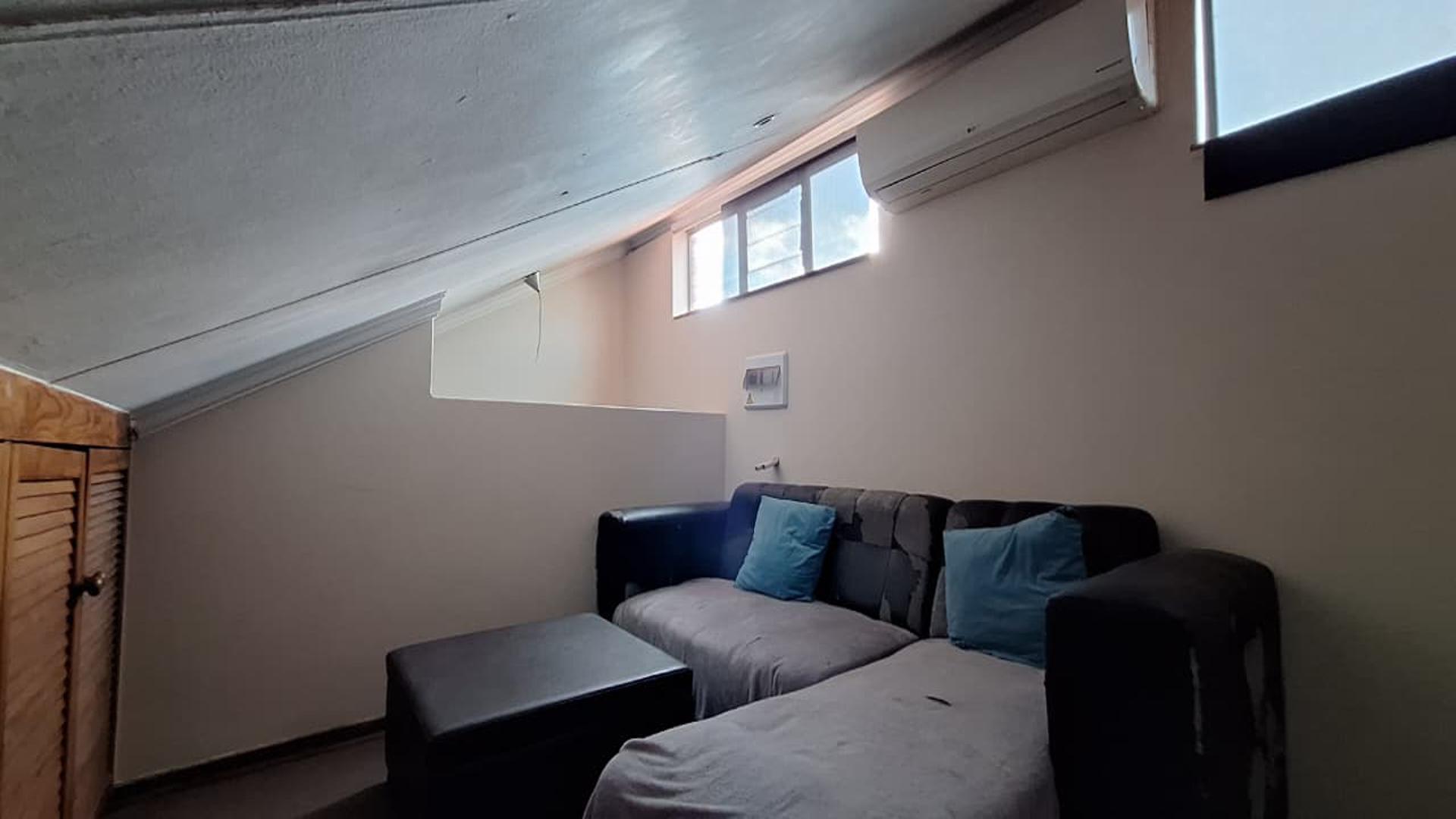 Lounges - 36 square meters of property in Constantia Kloof
