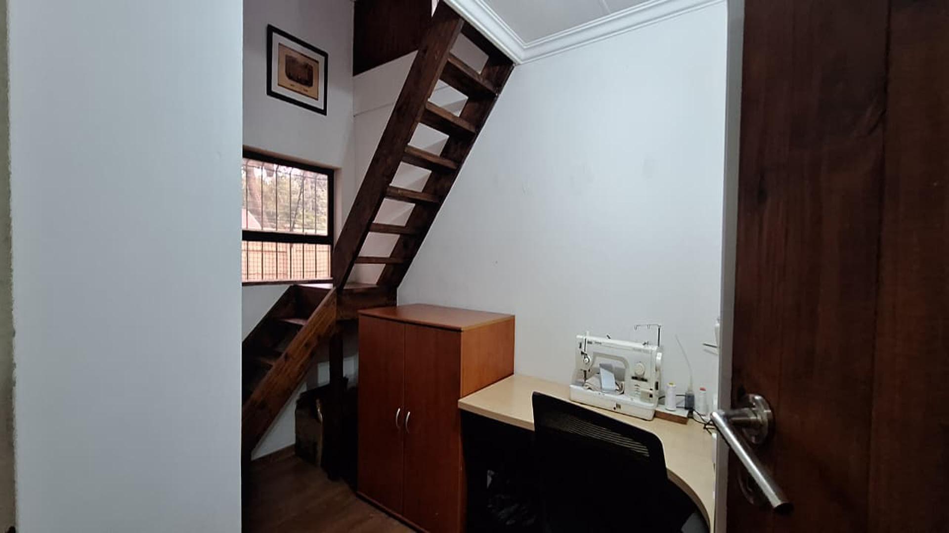 Study - 10 square meters of property in Constantia Kloof