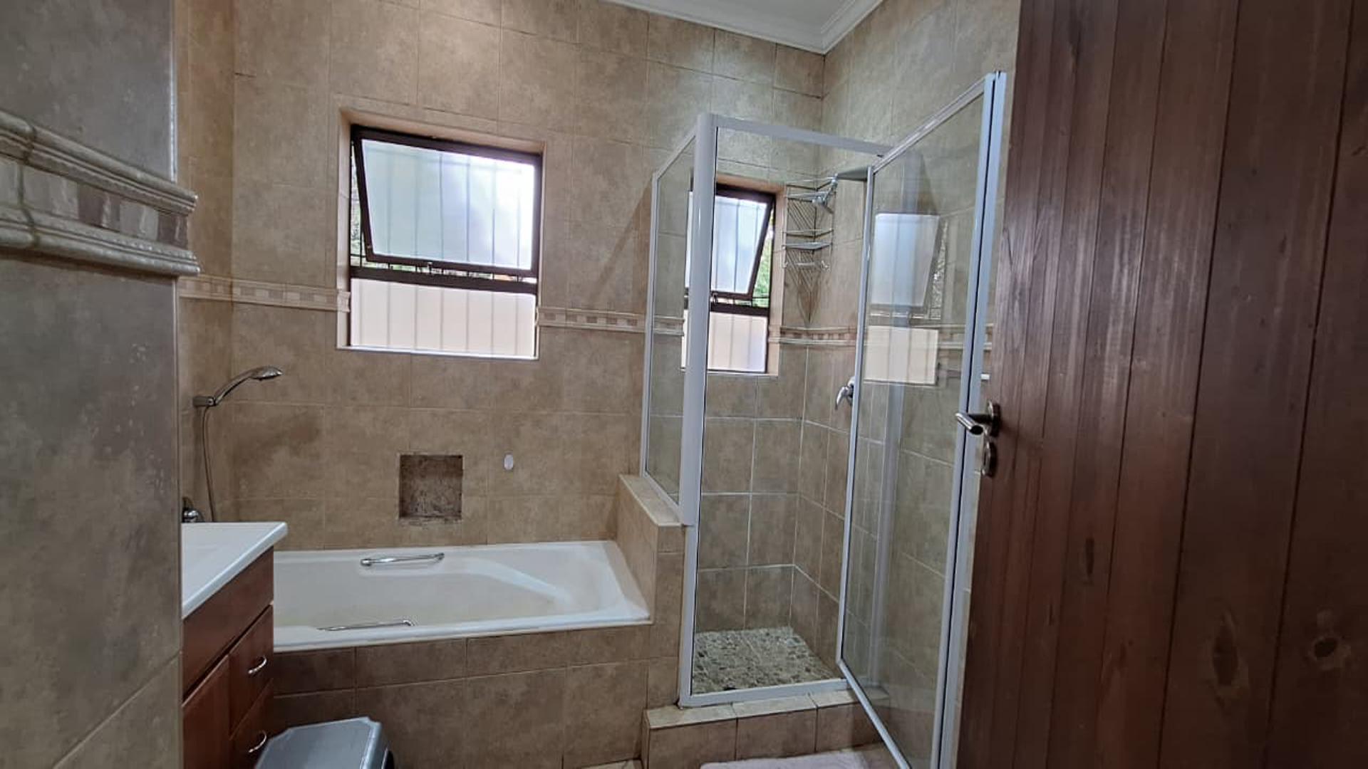 Bathroom 2 - 6 square meters of property in Constantia Kloof