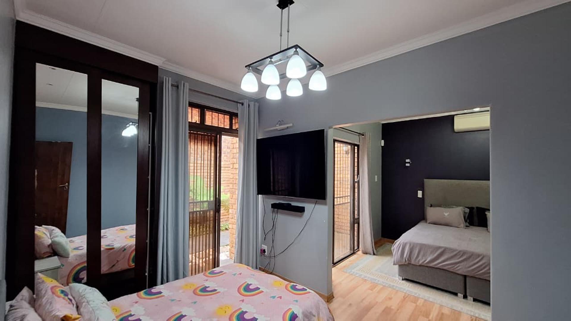 Main Bedroom - 34 square meters of property in Constantia Kloof