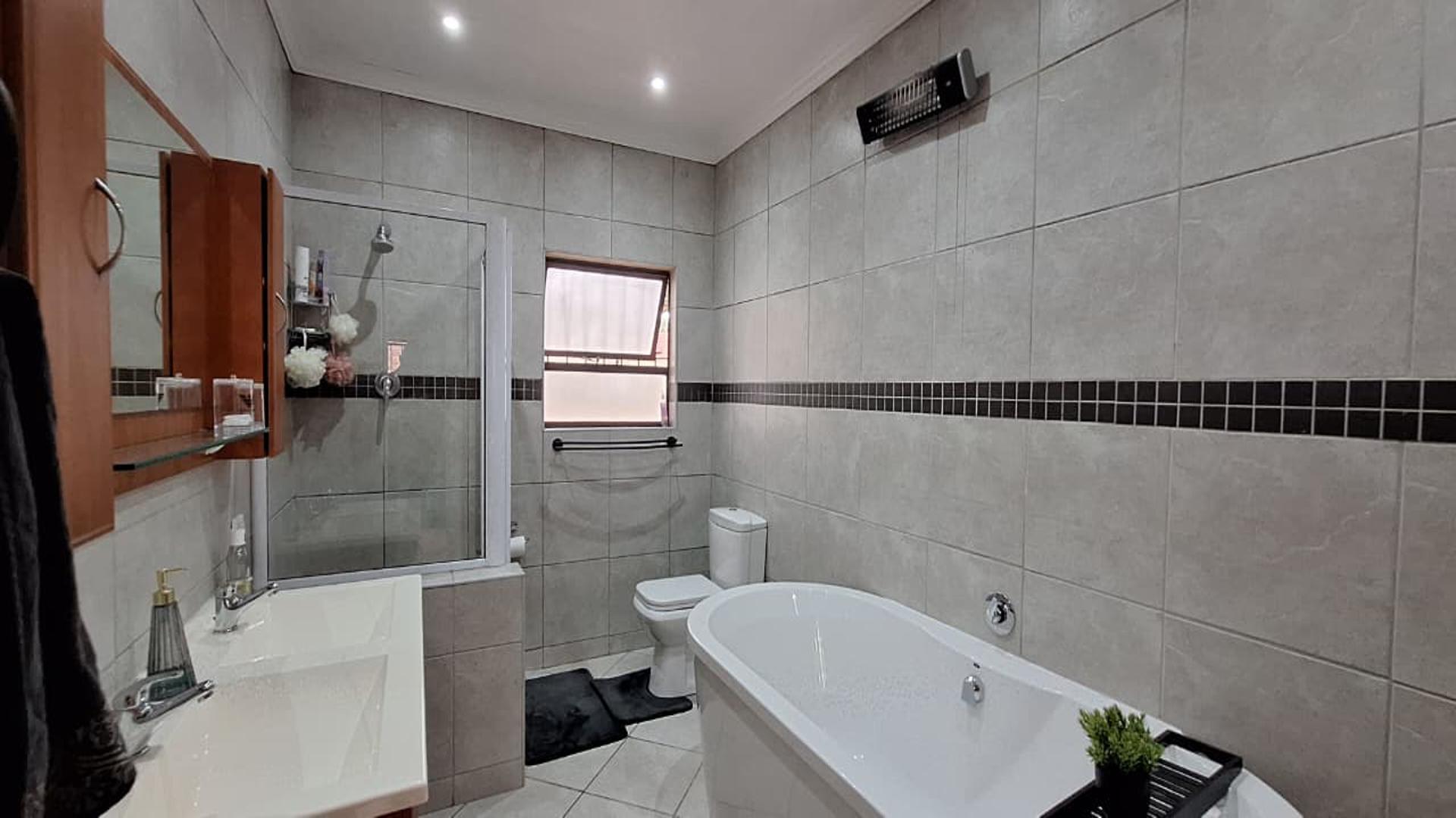 Main Bathroom - 7 square meters of property in Constantia Kloof