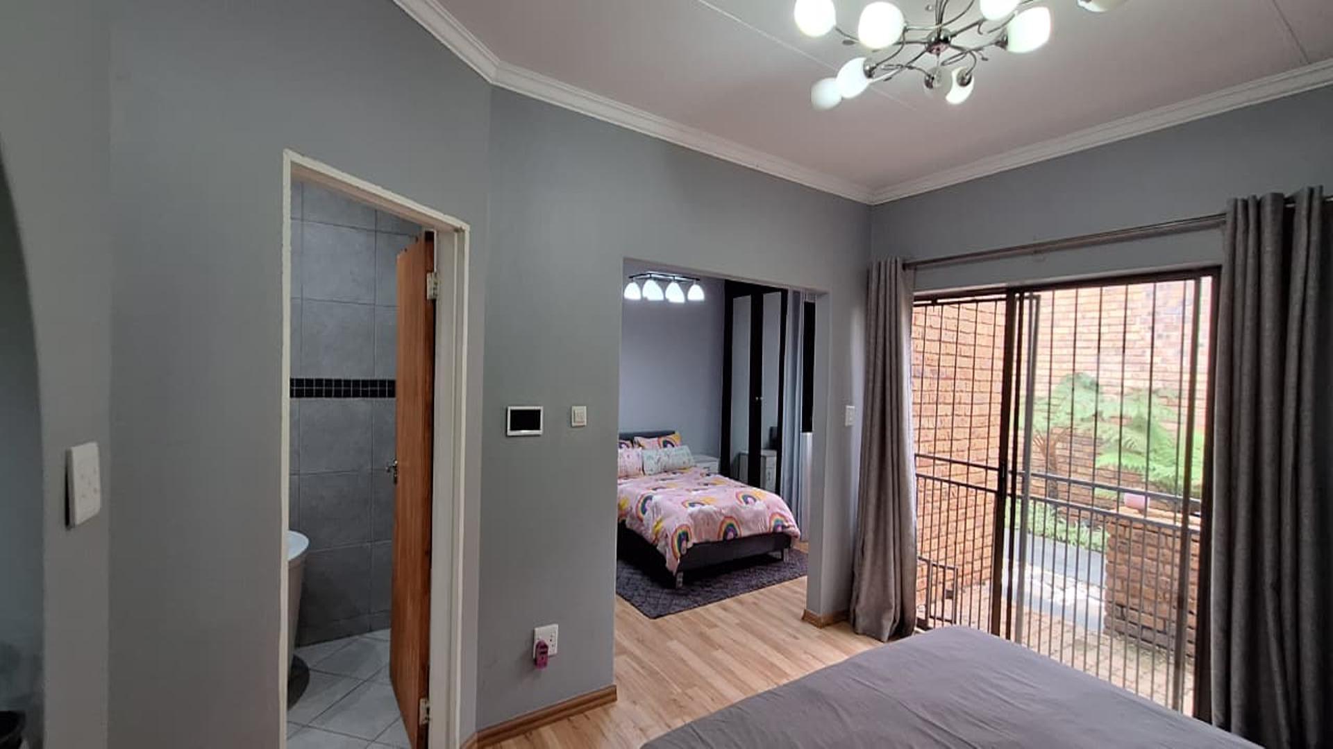Main Bedroom - 34 square meters of property in Constantia Kloof