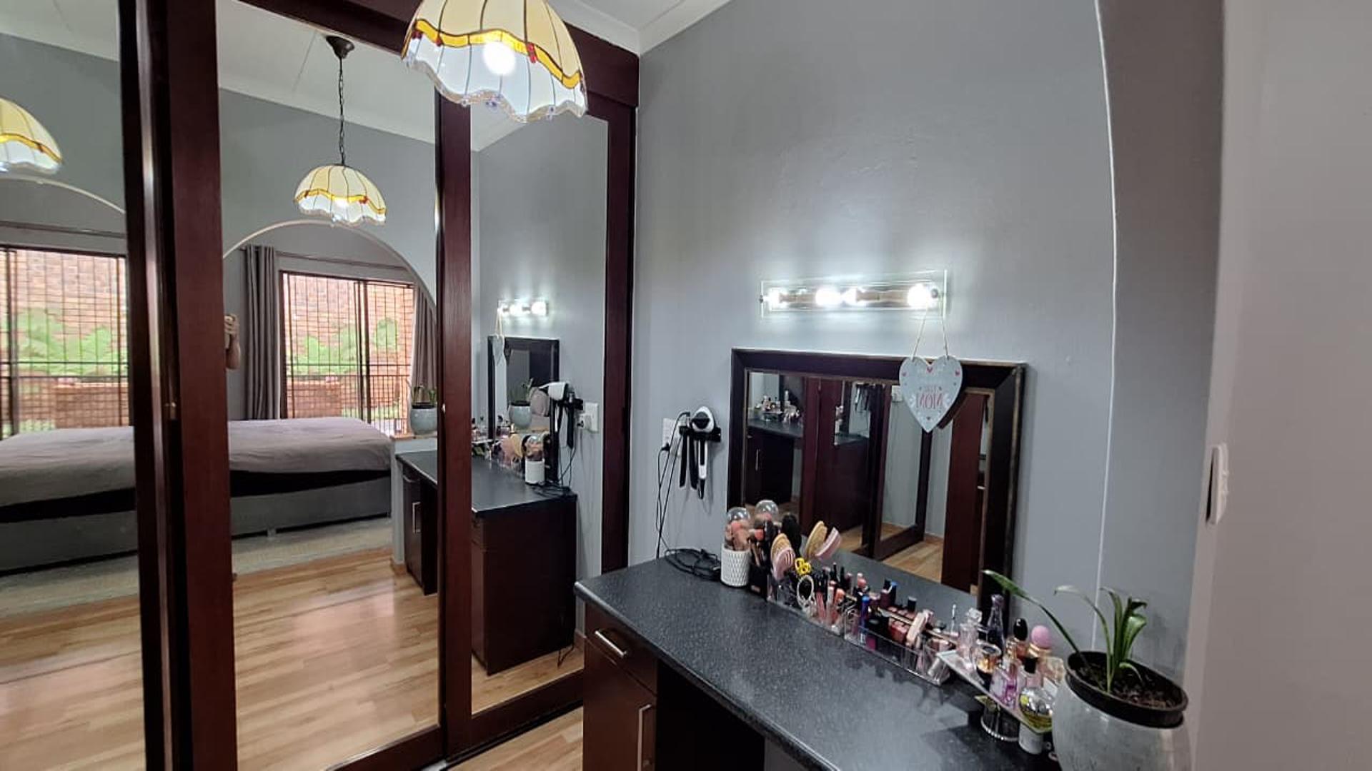 Main Bedroom - 34 square meters of property in Constantia Kloof