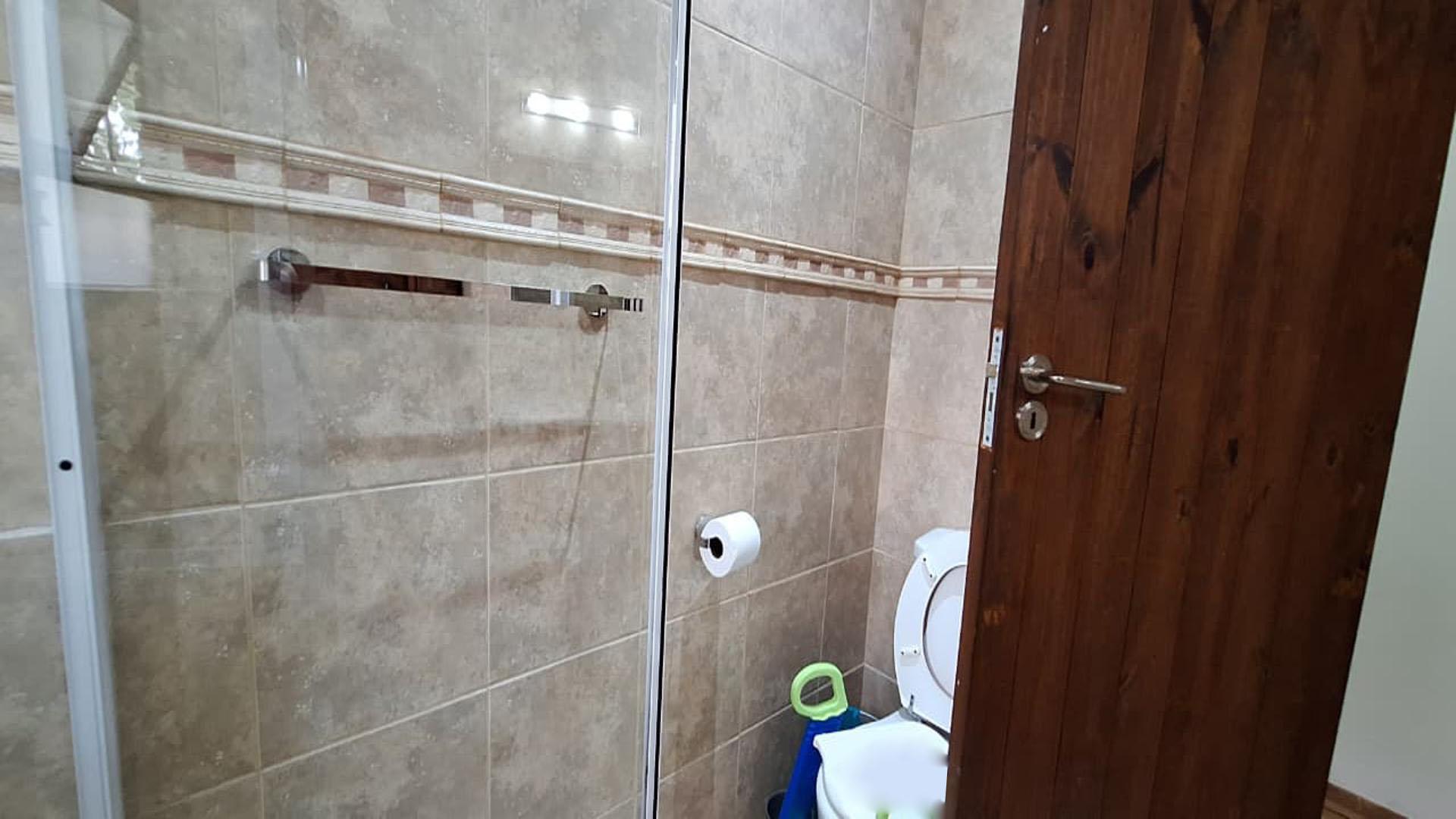 Bathroom 2 - 6 square meters of property in Constantia Kloof
