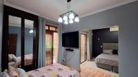 Main Bedroom - 34 square meters of property in Constantia Kloof