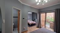 Main Bedroom - 34 square meters of property in Constantia Kloof
